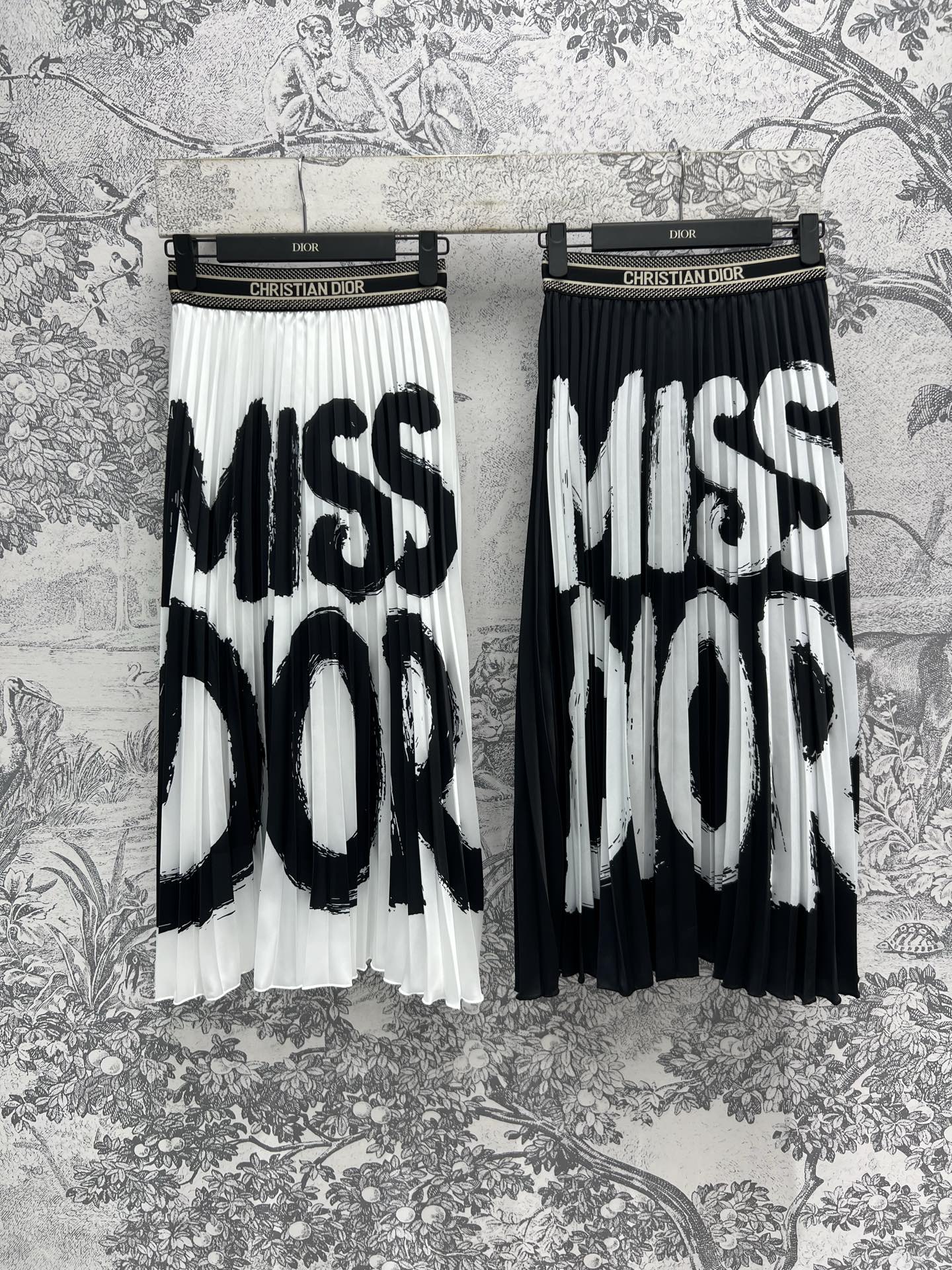 NO:317048,D Home 25 early spring new style contrasting logo printed pleated skirt contrasting logo letter printed design pleated design makes you look very slim and elegant without losing the little woman. Any T-shirt can be versatile. Two colors and three codes SML,,dior, skirts,tees,t-shirt,alexander wang19860909D家 25早春新款 撞色logo印花压褶半身裙 撞色logo字母印花设计 压褶设计非常显瘦 优雅不失小女人 任何T恤都可以百搭 两色三码 SML,,dior,skirts,tees，t-shirt,alexander wang,Women's clothing