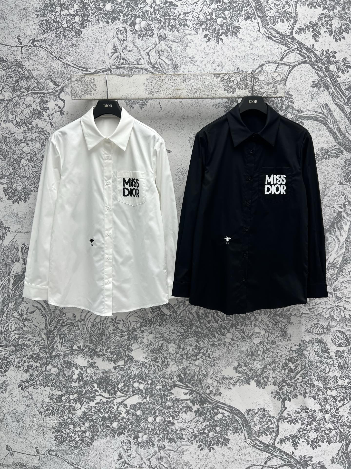 NO:317042,D Home 25 early spring new logo printed shirt Basic shirt style Casual and versatile upper body picks up people, it is very good to match with any item Simple and high-end solid color shirt Contrast color letter logo pattern on the back instantly raises the overall temperament. Very design sense. Single wear makes you look slim and charming layering. Romantic and cool and cool are very suitable. Low-key and fashionable tricks for casual and various occasions. Two colors and three codes SML,,dior,shirts,alexander wang19860909D家 25早春新款 logo印花衬衫 基础衬衫版型 上身休闲百搭挑人 搭配任何单品都很好 简约高级的纯色衬衫 后背撞色字母logo图案 瞬间就抬高整体气质 很有设计感 单穿显瘦迷人叠穿层次感 浪漫酷飒都很合适 休闲和各种场合的低调时髦小心机 两色三码 SML,,dior,shirts,alexander wang,Women's clothing