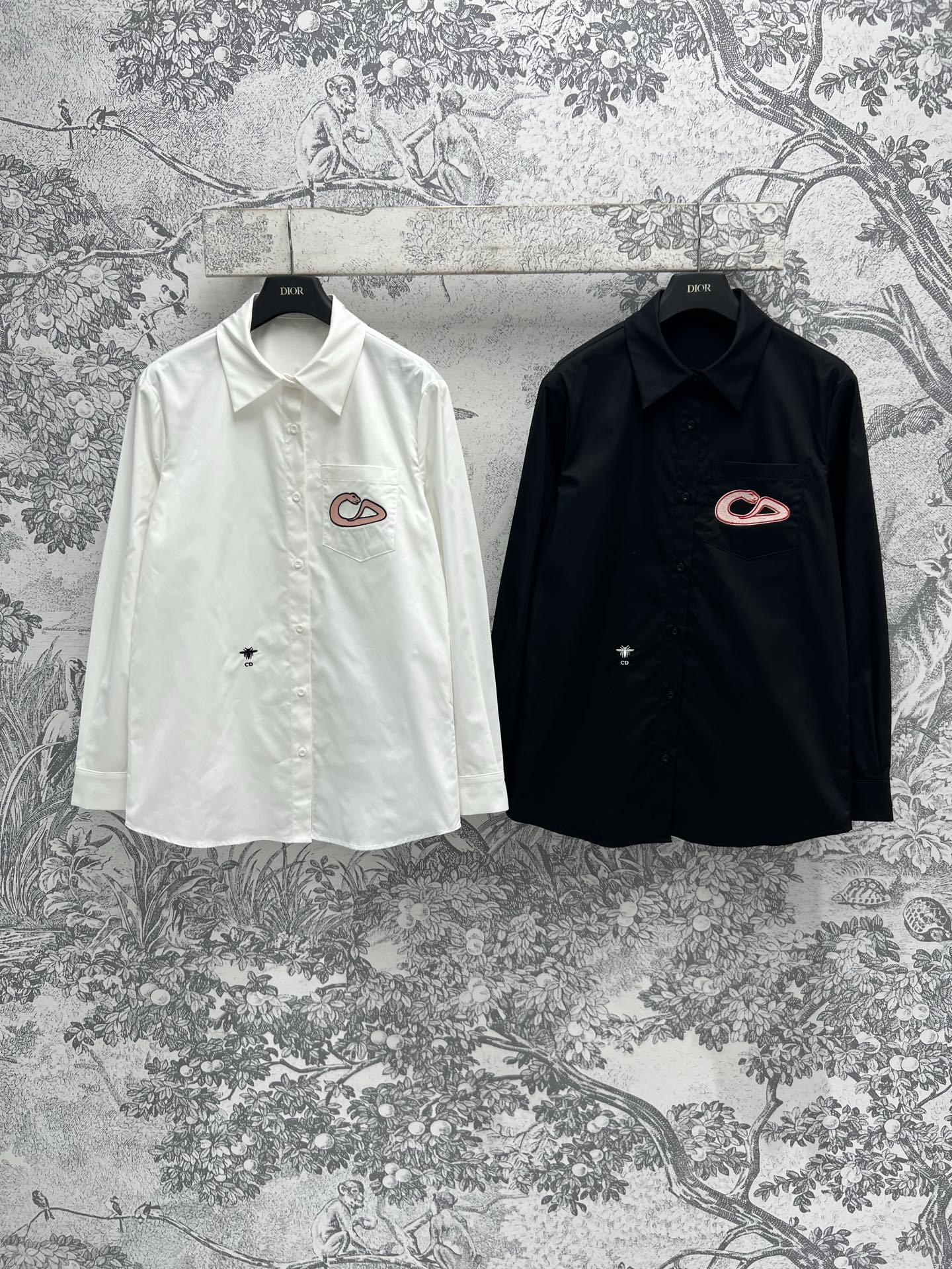 NO:317036,D Home 25 Early Spring New Snake logo embroidery shirt Super age-reducing artifact High-quality white shirts The rate of wearing it is very high, easy to get fashionable style, temperament lapel design makes you look slim, single-pocket snake logo embroidery embroidery loose style, unselected style, casual and elegant, pure cotton fabric, highly recommended daily temperament items, two colors and three codes, SML,,dior,shirts,alexander wang19860909D家 25早春新款 蛇形logo刺绣衬衫 超级减龄神器 高品质白衬衫 穿出去出片率很高 轻轻松松Get到时髦范 气质翻领设计显瘦绝绝子 单口袋蛇形logo刺绣点缀 宽松的版型 不挑人版型随性优雅 纯棉面料 强烈推荐日常气质单品 两色三码 SML,,dior,shirts,alexander wang,Women's clothing