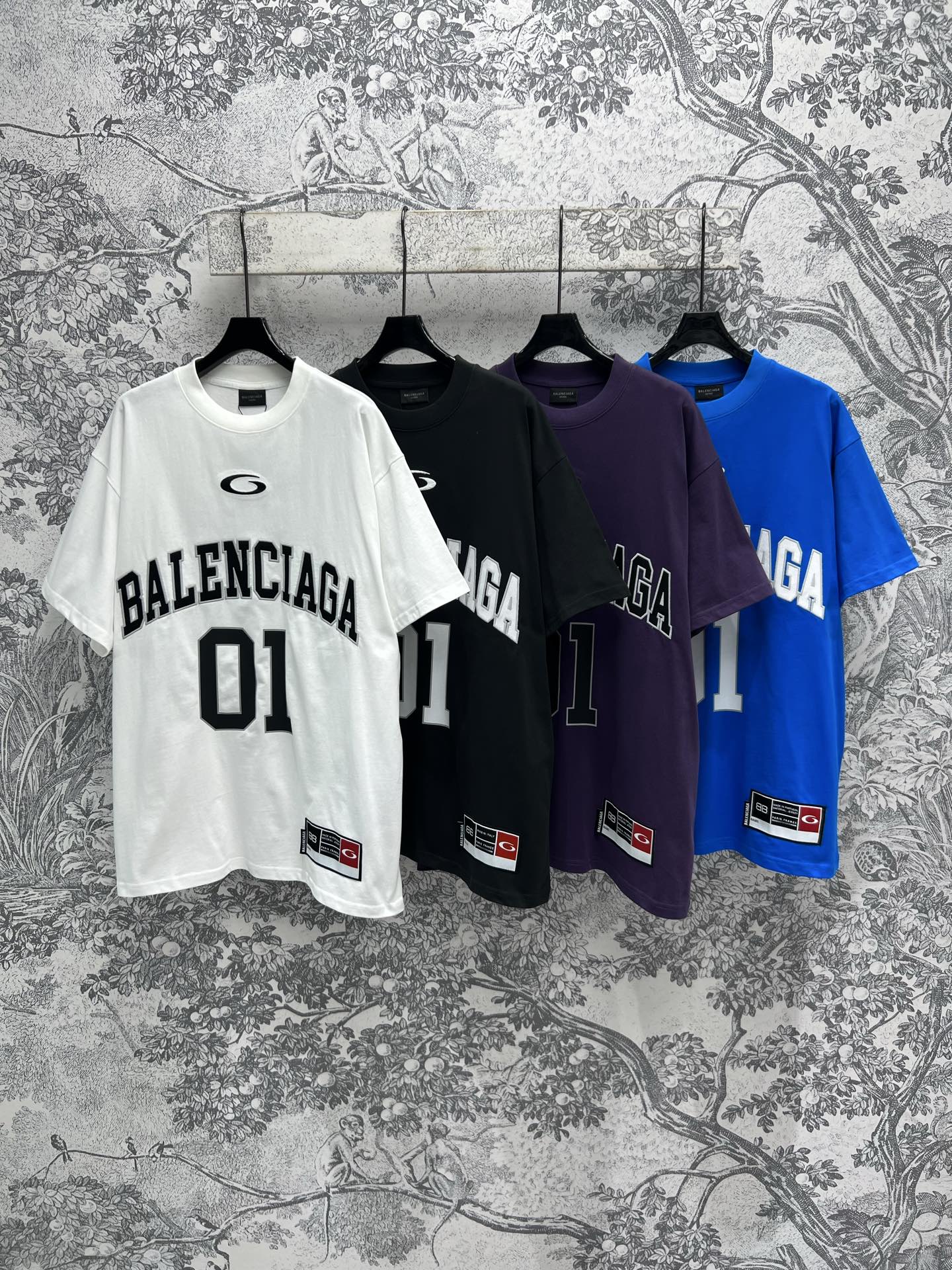 NO:317059,New early spring style, loose sports short-sleeved T-shirt, three-dimensional printed letter pattern on the chest, digital pattern on the back, simple and highlights, essential items for casual sports outfits, a loose silhouette that is easy to control, not picky about the figure, strong inclusiveness, four colors and three codes, SML, T-shirt,tees, t-shirt,alexander wang19860909早春新款 宽松运动短袖T恤 胸前立体印胶字母图案 后背数字图案 简洁又富有亮点 休闲运动穿搭必备单品 是很好驾驭的宽松廓形 不挑身材 包容性强 四色三码 SML,,T-shirt,tees，t-shirt,alexander wang,Women's clothing