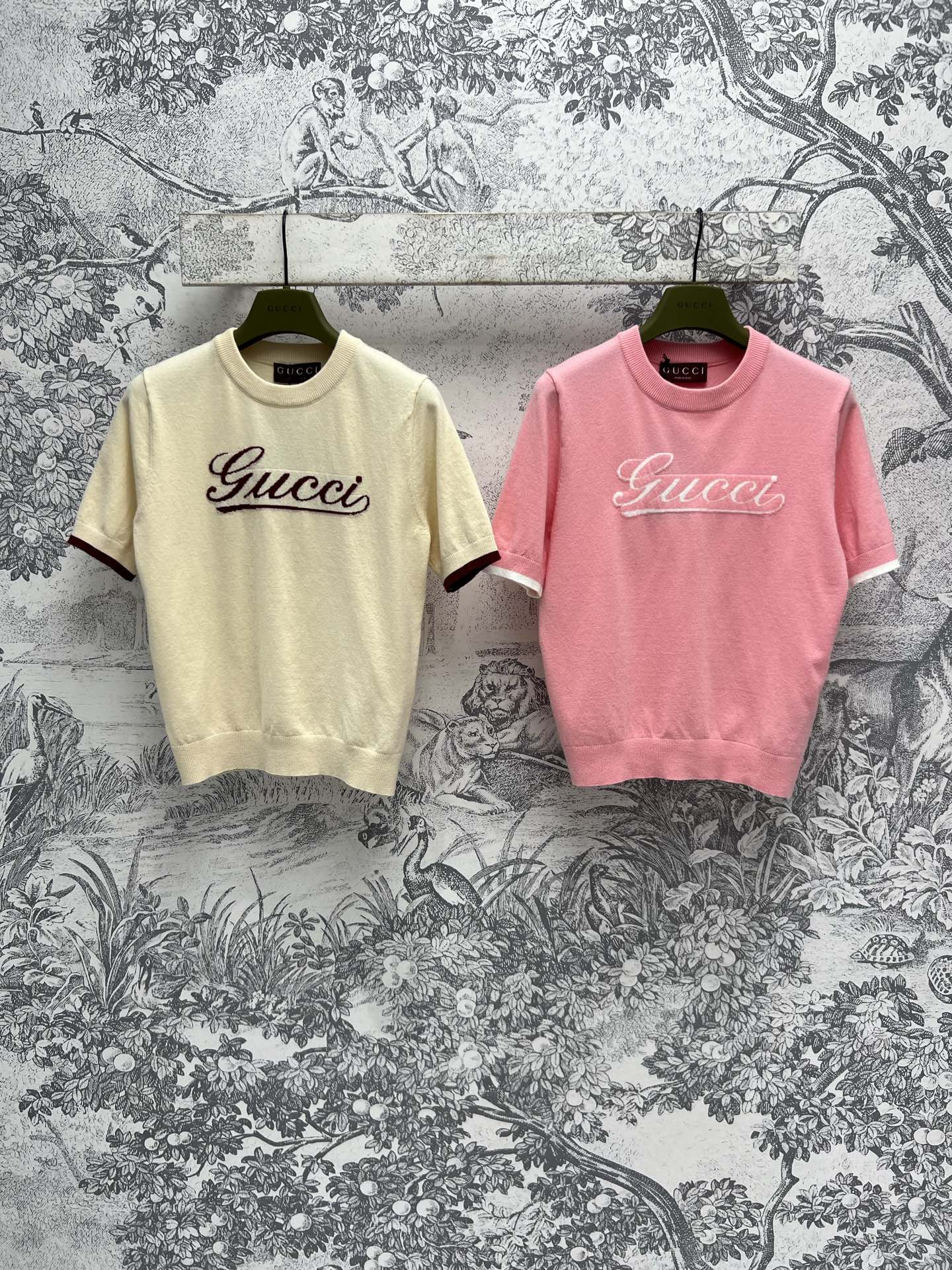 NO:317053,G Home 25 Early Spring New Style, Round Neck Knitted Short Sleeves, Brand Embroidery Logo Embellishment, Showing the Brand Charm, Short Slim Knitted Top, The Upper Body Shows a Tender Temperament, Basic Simple Style, Simple and Versatile, The Upper Body Looks Very Slim, Wool Yarn Fabric Creates a Soft and Comfortable Temperament Product, Excellent Workmanship Quality, Two Colors and Three Codes, SML, Gucci, T-shirt, Alexander Wang19860909G家25早春新款 圆领针织短袖 品牌刺绣logo点缀 彰显品牌魅力 短款修身针织上衣 上身巨显温柔气质 基础简约款 简约又百搭 上身非常显瘦 羊毛纱线面料打造软糯舒适不挑人的气质单品 做工品质都很赞 两色三码 SML,,gucci,T-shirt,alexander wang,Women's clothing