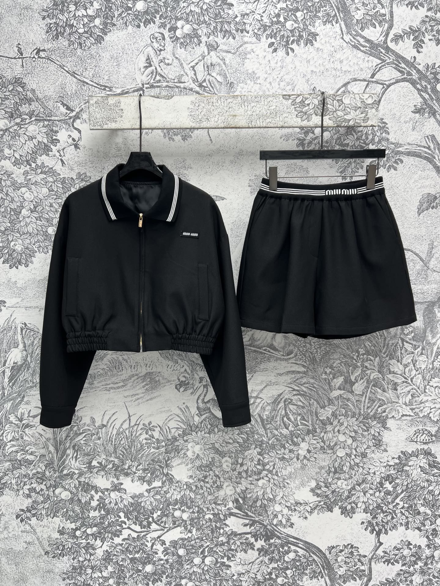 NO:317041,Miu 25 early spring new baseball jacket with pleated skirt A set of casual upper body and girlish age reduction Contrast striped splicing layers Lapel jacket jacket Chest letter embroidery pattern Lower body with pleated skirt Full of college-style color matching A set for sale One color three code SML,,miumiu, skirts, jackets & coats, jackets & coats, alexander wang19860909Miu 25早春新款 棒球外套搭配百褶裙 一套上身休闲又少女减龄 撞色条纹拼接层次 翻领夹克外套 胸口字母刺绣图案 下半身搭配百褶短裙 学院风的配色少女感满满 一套出售 一色三码 SML,,miumiu,skirts,jackets & coats,jackets & coats,alexander wang,Women's clothing