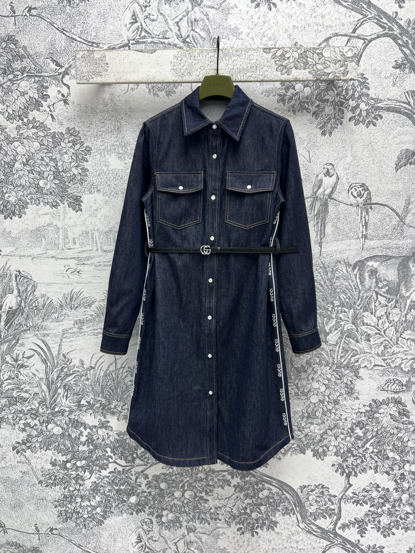 NO:317035,G Home 25 early spring new model, exclusive opening, high-end fabric heavy-duty water washing process, natural tailoring and waist-closing design to modify body proportions, casual female protagonist's feeling, letter webbing decoration on both sides, super temperament, equipped with GG belt waist-closing, super invincible model that makes you look taller and thin, daily casual, simple and high-end, not picky, one color three codes SML, gucci, alexander wang19860909G家 25早春新款 独家开定 高级面料重工洗水工艺 自然剪裁收腰设计修饰身材比例 随性大女主的感觉 两侧字母织带装饰 上身超级显气质 配有GG腰带收腰 超级无敌显高显瘦的一款 日常休闲 简约高级不挑人 一色三码 SML,,gucci,alexander wang,Women's clothing