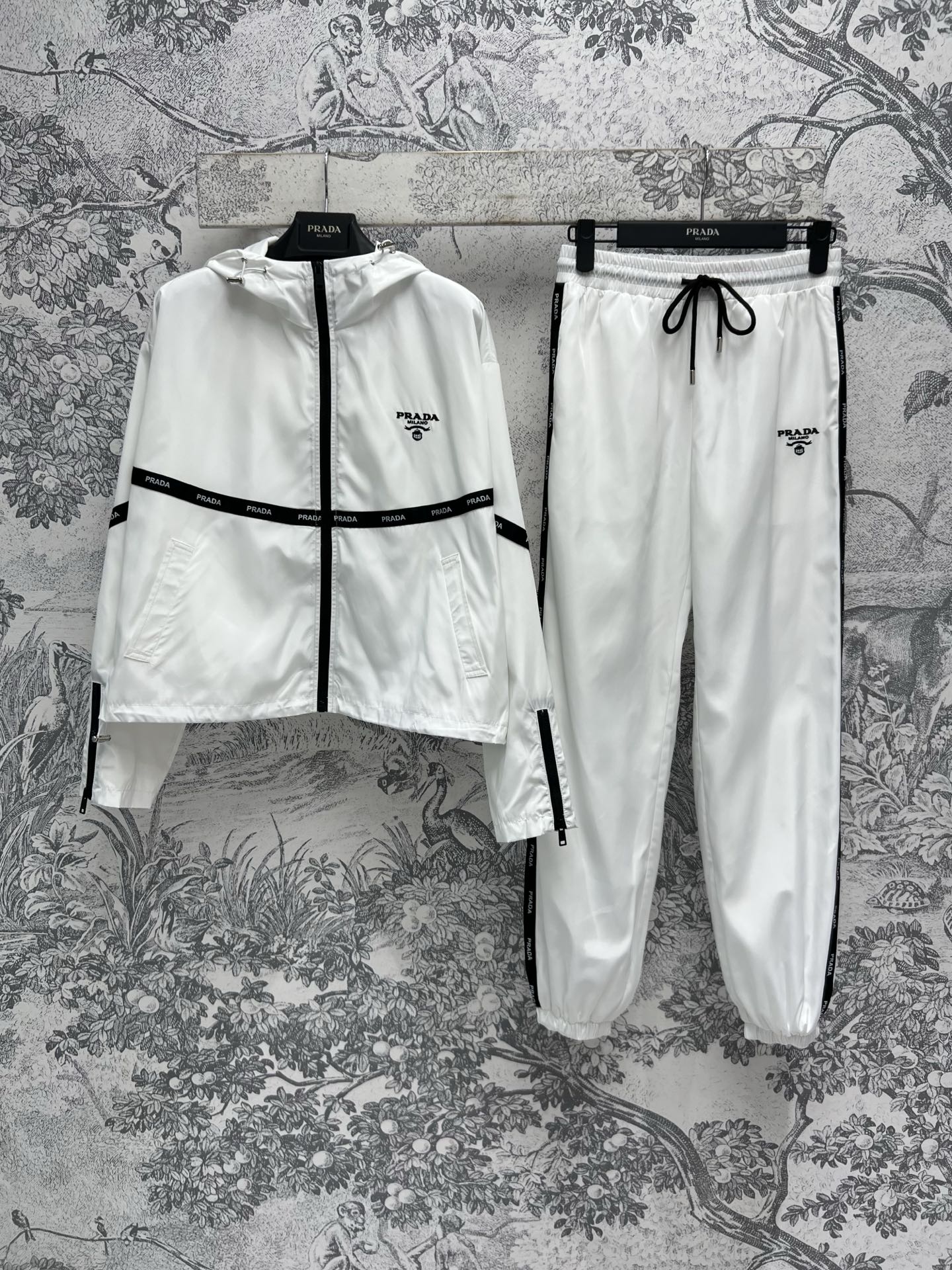 NO:306945,PD Home 25 Early Spring New Color Binding Nylon Set Hooded Zipper Jacket   Leg Pants One Set Slim and Fashionable Super Personalized Logo Logo Embellishment Contrast Black Edge Shows Layered Short Design Easy to Divide the Body Visuals It Looks Good at Segmenting Partially One Set For Sale Two Colors Three Codes SML, Dior, Jackets & Coats, Hats, Alexander Wang19860909PD家 25早春新款 拼色包边尼龙套装 连帽拉链外套 束脚裤 一套搭配显瘦又时髦帅气 超级个性 logo徽标点缀 撞色黑色包边彰显层次感 短款的设计轻松分割出身材视觉感 分开搭配也好看 一套出售 两色三码 SML,,dior,jackets & coats,hats,alexander wang,Women's clothing