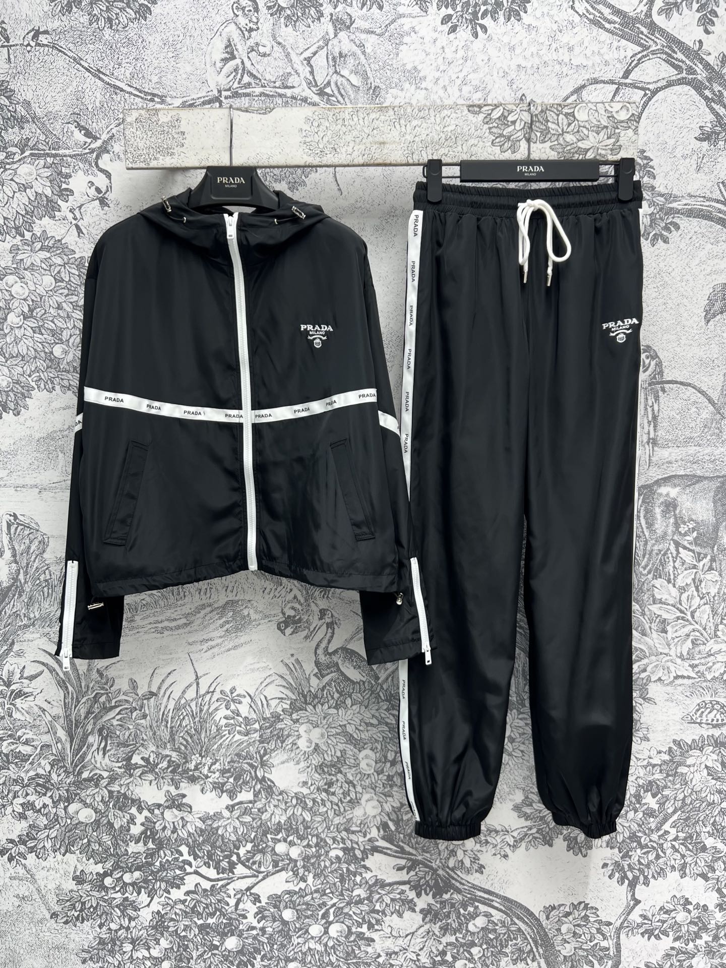 NO:306948,PD Home 25 Early Spring New Color Binding Nylon Set Hooded Zipper Jacket   Leg Pants One Set to Make Slim and Fashionable Super Personalized Logo Logo Embellishment Contrast Black Binding Shows Layered Short Design Easy to Divide the Body Visuals It is also good to match separately One Set for sale Two Colors and Three Codes SM, Dior, Jackets & Coats, Hats, Alexander Wang19860909PD家 25早春新款 拼色包边尼龙套装 连帽拉链外套 束脚裤 一套搭配显瘦又时髦帅气 超级个性 logo徽标点缀 撞色黑色包边彰显层次感 短款的设计轻松分割出身材视觉感 分开搭配也好看 一套出售 两色三码 SM,,dior,jackets & coats,hats,alexander wang,Women's clothing