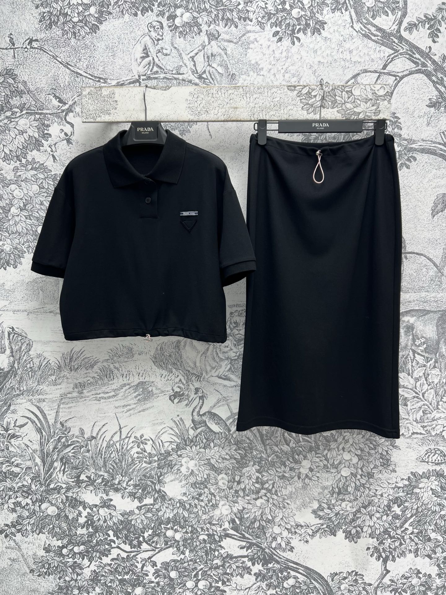 NO:306954,PD Home 25 Early Spring New Polo Collar Short-sleeved T-shirt   Drawstring Waist-closed Skirt The chest is decorated with classic patch inverted triangles. Fashionable and high-end. The color matching style is simple and advanced. The upper body is casual and simple and advanced. Perfect proportion get. Super age-reducing. A must-have for one color and three codes for sports or leisure. SML, dior, skirts, T-shirt, tees, t-shirt, alexander wang19860909PD家 25早春新款 Polo领短袖T恤 抽绳收腰半身裙 胸前点缀经典的贴布倒三角标 时髦又高级 简约到极致的配色版型 上身休闲感十足简约又高级 完美比例get 超级减龄 运动或者休闲必备一色三码 SML,,dior,skirts,T-shirt,tees，t-shirt,alexander wang,Women's clothing