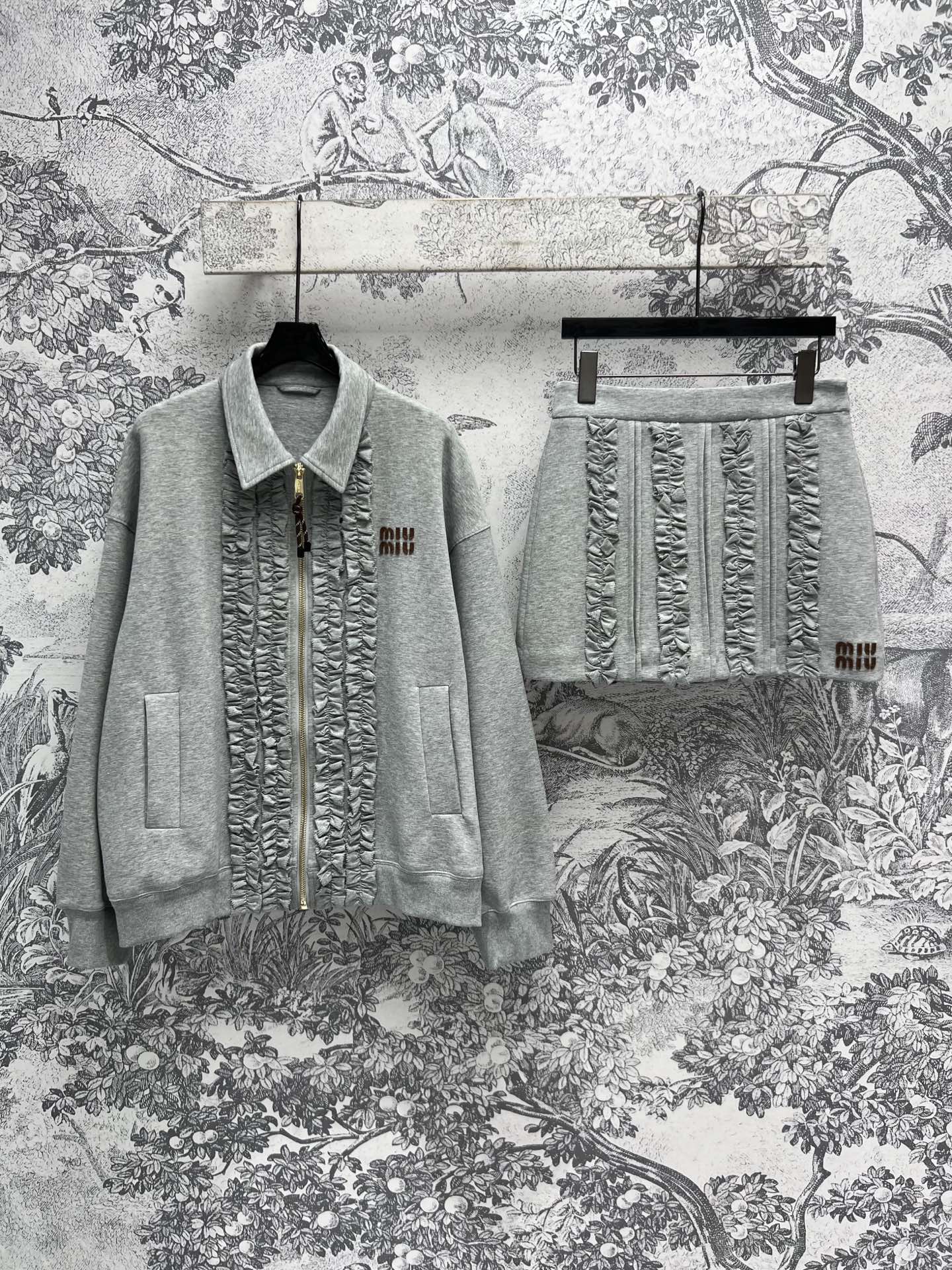 NO:306960,Top, skirt, 25 early spring new style, ruffle lace decoration casual suit, lapel zipper jacket   short skirt, a set of upper body temperament, age-reducing and high-end, sweet and playful, suitable for daily dates or shopping, one color, three sizes SML, skirts, jackets & coats, alexander wang19860909上衣 半裙 25早春新款 荷叶花边装饰休闲套装 翻领拉链外套 短裙 一套上身气质减龄又高级 甜美俏皮 日常约会或者逛街都很合适 一色三码 SML,,skirts,jackets & coats,alexander wang,Women's clothing