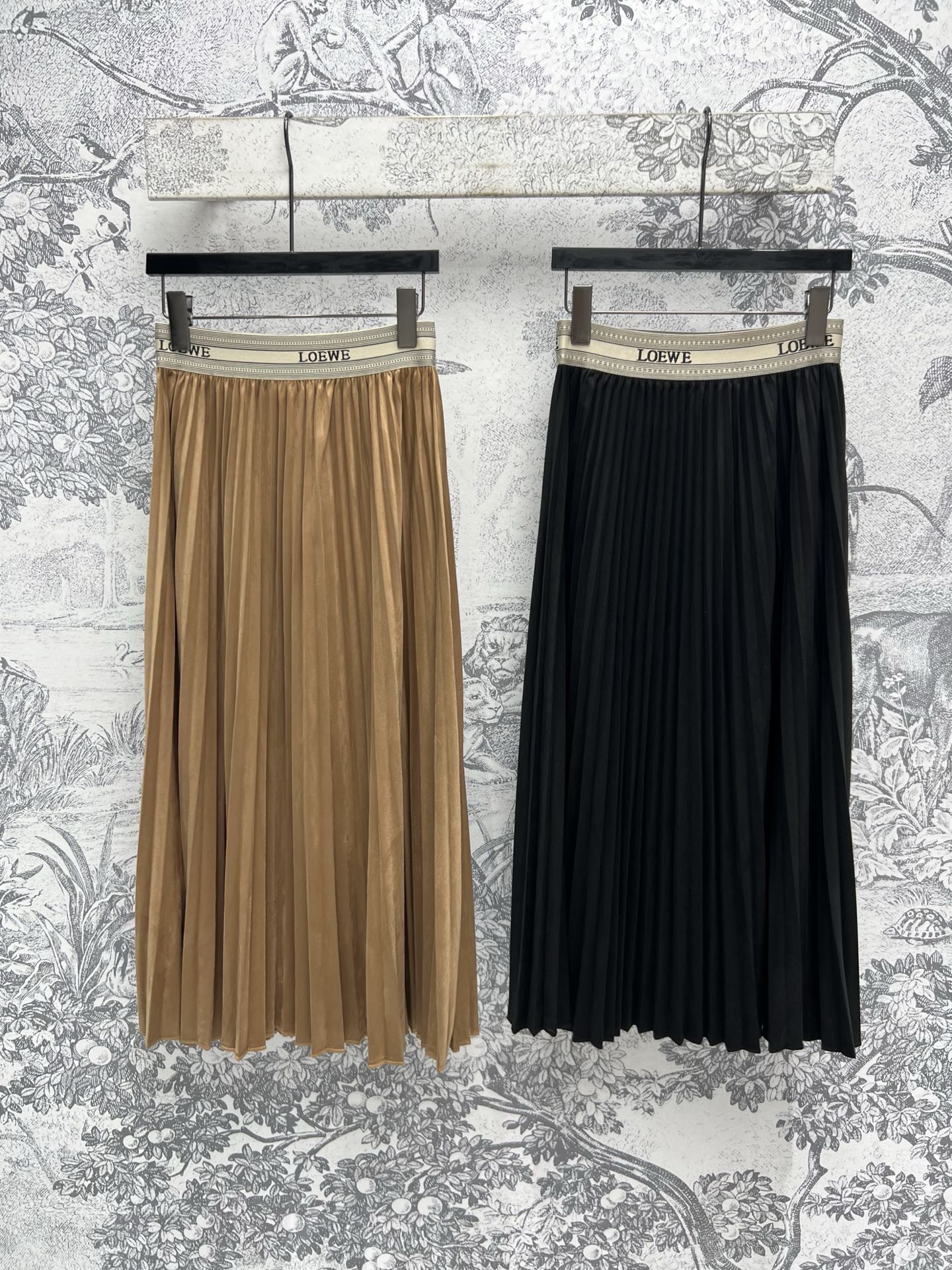 NO:306949,LW Home 25 early spring new logo high waist velvet pleated skirt Velvet fabric comfortable and smooth super skin-friendly spliced ​​logo webbing high waist highlights brand charm casual and high-end showing temperament two colors and three codes SML, skirts, alexander wang19860909LW家 25早春新款 logo高腰丝绒压褶半身裙 丝绒面料舒适丝滑 超亲肤 拼接logo织带高腰 彰显品牌魅力 随性又高级显气质两色三码 SML,,skirts,alexander wang,Women's clothing