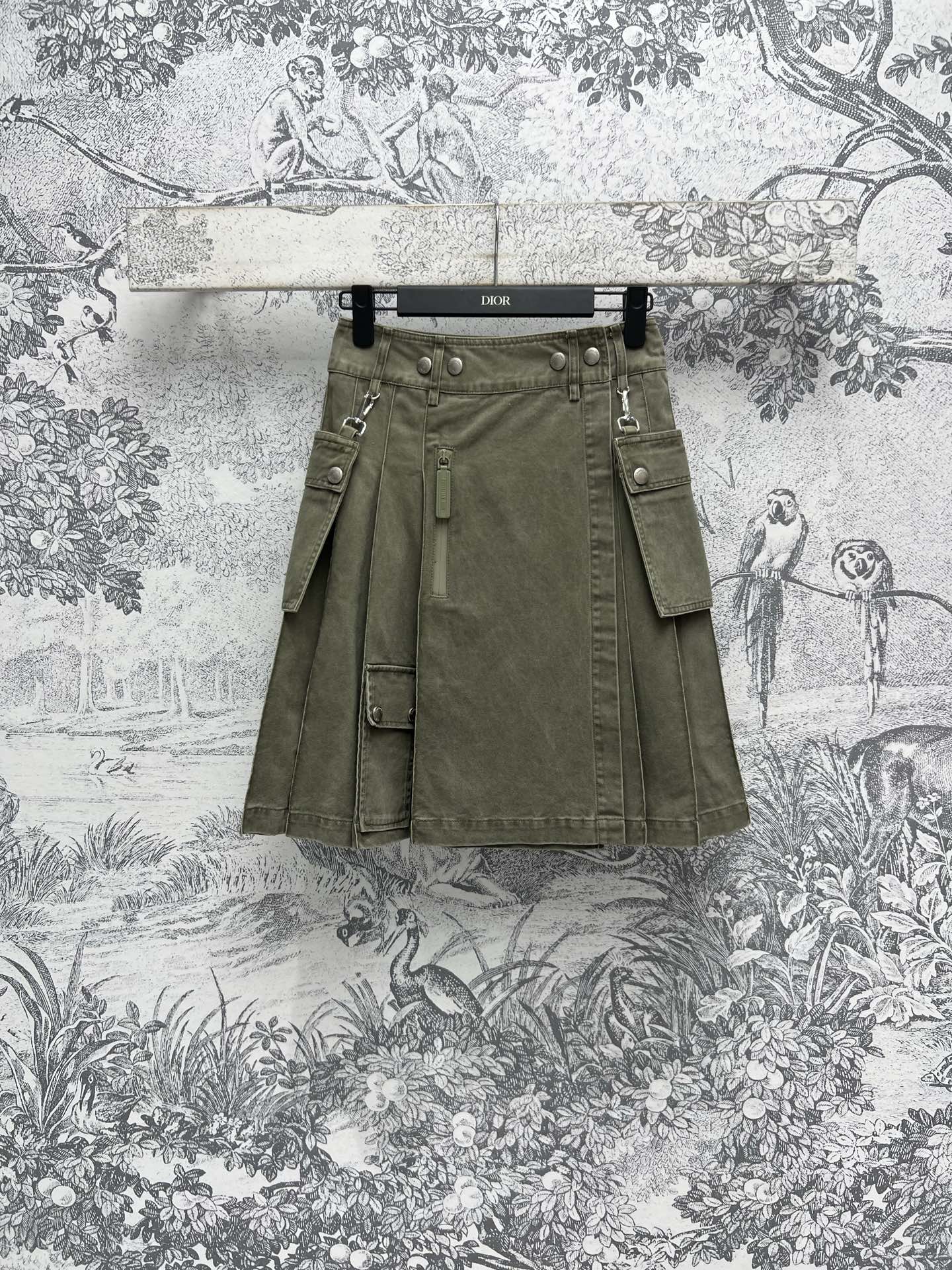 NO:306955,D Home 25 early spring new style, one-piece workwear pleated skirt, super cool style, one-piece tailoring design, decoration with buckle pockets on both sides, the upper body looks very long legs, old washing water retro green, can be matched with various small shirts, one color three-code SML,,dior, skirts,alexander wang19860909D家 25早春新款 一片式工装百褶裙 超酷飒的风格 一片式剪裁设计 两侧搭扣口袋的装饰 上身超显大长腿 做旧洗水复古绿 搭配各种小衫都可以 一色三码 SML,,dior,skirts,alexander wang,Women's clothing