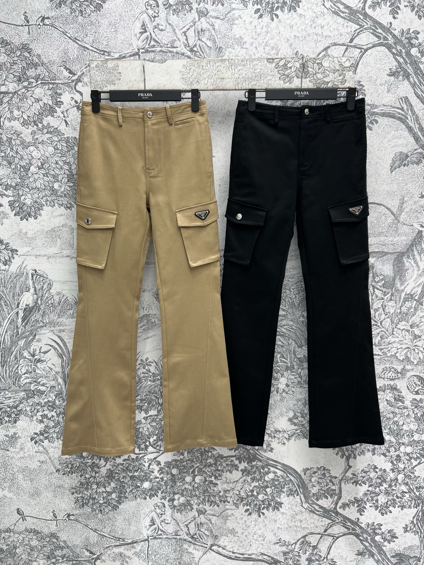 NO:306964,PD Home 25 Early Spring New Triangle Decorative Micro-Flared Work Pants Micro-Flared High-Wait Design Slim and Hidden Meat Big Double-Side Large Pocket Loose High-Wait Cool Girls Must Receive Cool Casual Style The upper body is very recognizable, two colors and three codes SML, dior, alexander wang19860909PD家 25早春新款 三角标装饰微喇叭工装裤 微喇叭高腰设计 显瘦又藏肉 双侧大口袋宽松高腰 酷女孩必收款 炫酷休闲风 上身很有辨识度两色三码 SML,,dior,alexander wang,Women's clothing