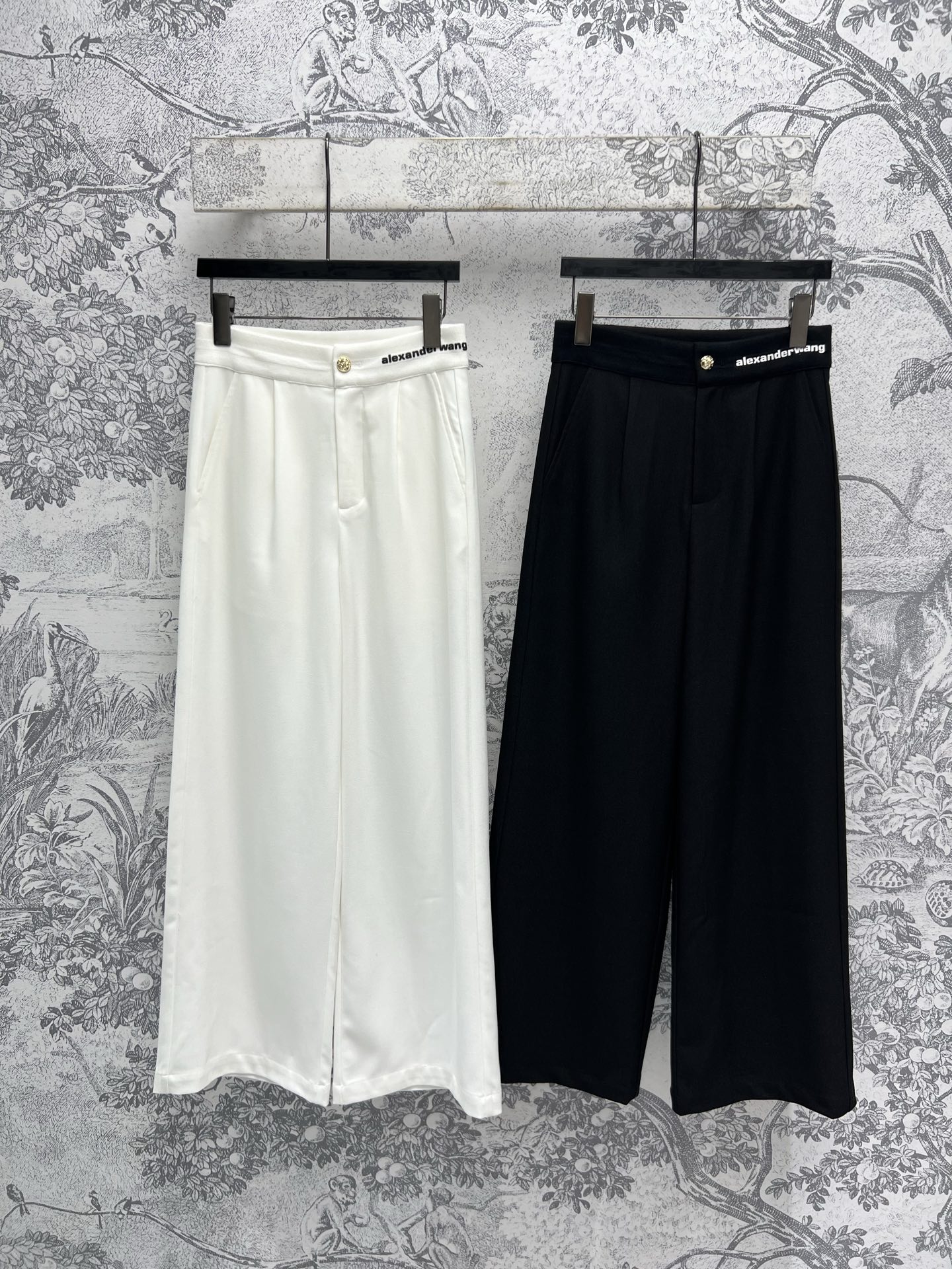 NO:306985,AW 25 early spring new logo decorates wide-leg pants, slim pants in one second, high waist straight wide-leg pants, super hidden flesh and thin, double pocket embellishment at the front, customized gold buckle decoration, low-key and eye-catching, two colors and three codes SML 7,,alexander wang19860909AW 25早春新款 logo装饰阔腿裤 一秒就很显瘦的裤子 高腰直筒阔腿裤型 上身超级藏肉显瘦 前面双口袋点缀 定制金扣装饰 低调又吸睛十足 两色三码 SML 7,,alexander wang,Women's clothing