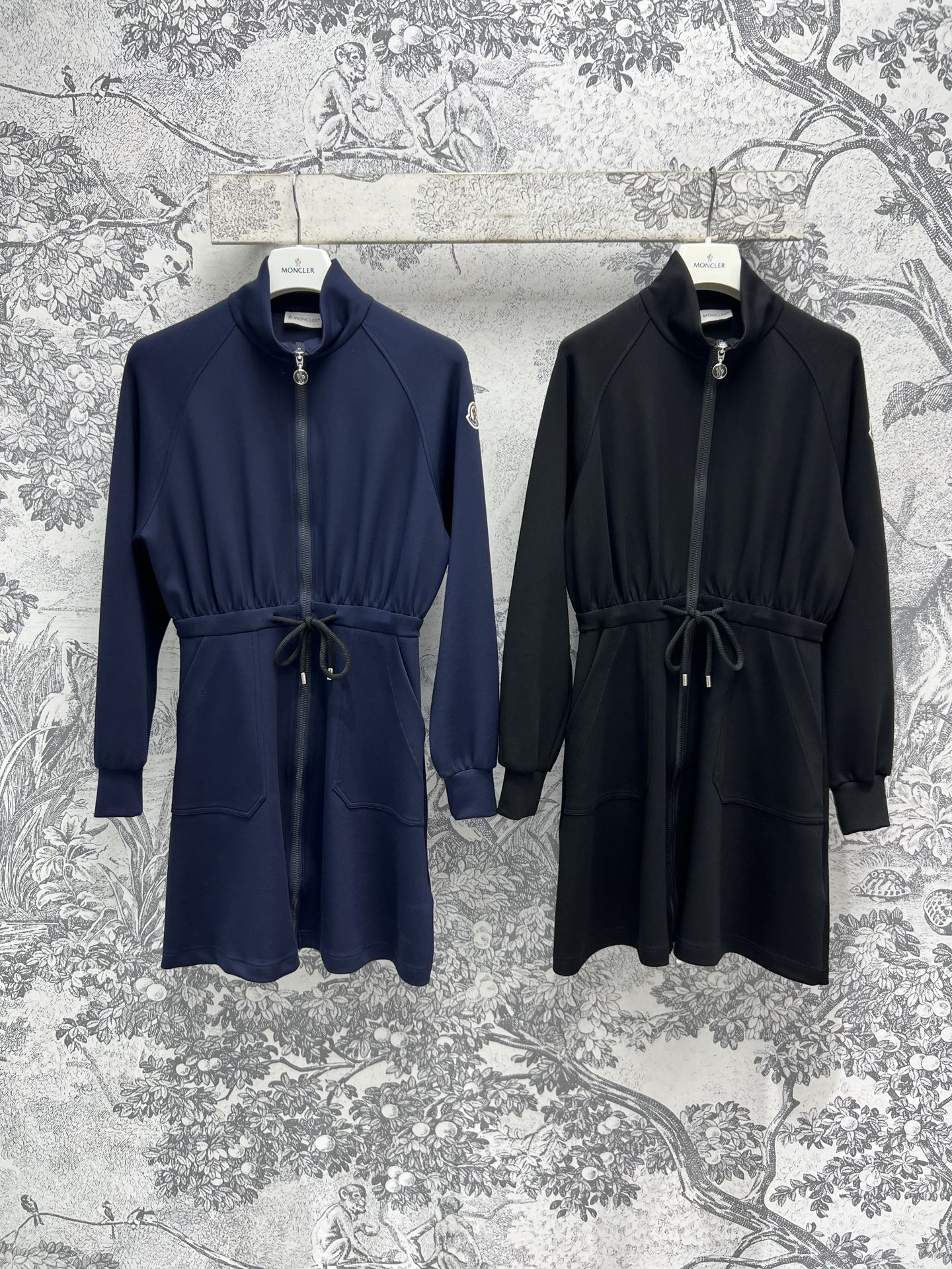 NO:306977,M Home 25 early spring new style, stand-up collar zipper waist-retracting sweatshirt dress, which includes the youthful and age-reducing posture of the sweatshirt, and incorporates the elegant and intellectuality of the dress. The perfect combination creates a fashionable item that can be sweet and salty. The high waistline splicing design, waist-slimming and lengthening the body proportions, hide the flesh and make it look slimming. Two colors and three codes S,,hoodie, sweatshirts, skirts, alexander wang19860909M家 25早春新款 立领拉链收腰卫衣连衣裙 即包含了卫衣的年轻减龄姿态 又融入了连衣裙的优雅知性 完美的结合打造可甜可盐时髦单品 高腰线的拼接设计 收腰显瘦又能拉长身材比例 藏肉显瘦简直绝了 两色三码 S,,hoodie,sweatshirts,skirts,alexander wang,Women's clothing