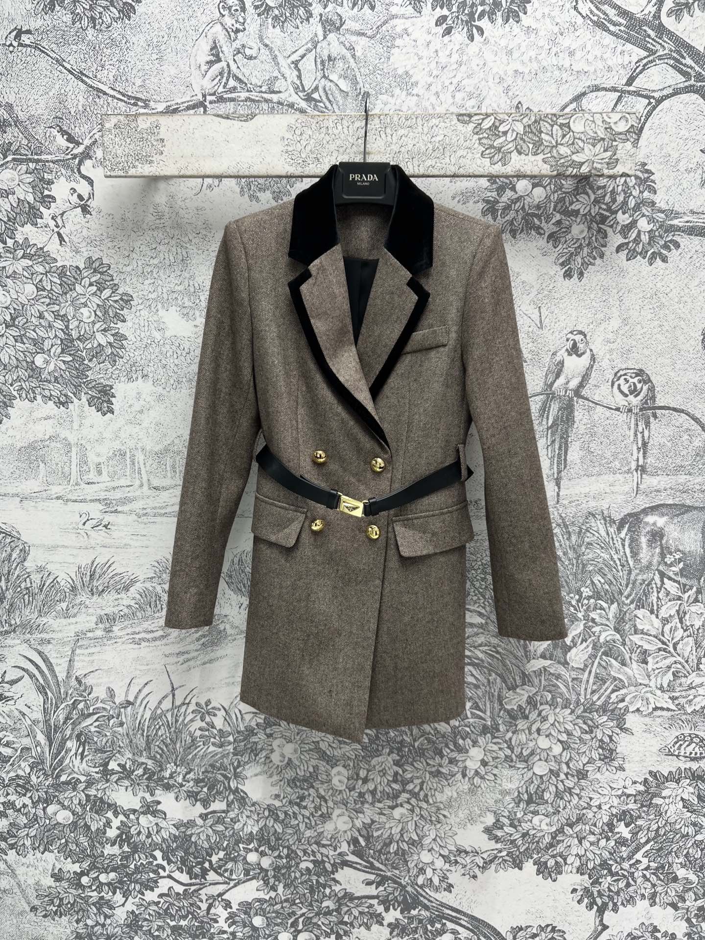 NO:306968,PD Home 25 Early Spring New Style Flower Brown Wool Suit Jacket Very High-end Paired with Triangle Logo velvet splicing collar Design, the upper body is age-reducing and handsome, and it is easy to control the style without picking people. Customized wool fabric One color and three codes SML 8,,dior,jackets & coats,business suit,alexander wang19860909PD家25早春新款 花棕色羊毛西装外套 非常显高级 搭配三角标logo皮带丝绒拼接领设计 上身减龄又帅气 不挑人版型轻松驾驭 定制羊毛面料 一色三码 SML 8,,dior,jackets & coats,business suit,alexander wang,Women's clothing