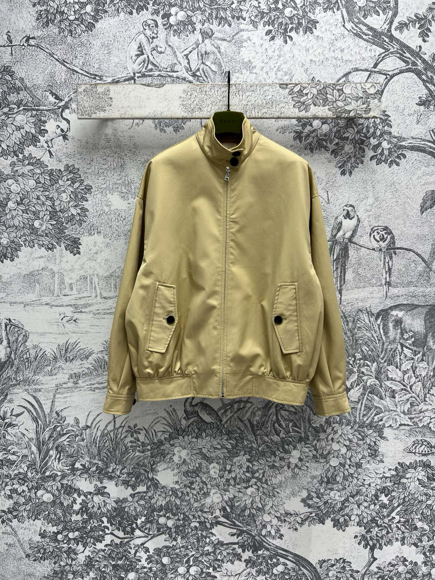 NO:306965,G Home 25 early spring new logo stand-up collar jacket, a style that can go out as soon as you wear it, no need to worry about matching, temperament, workwear style, cool and stylish, relief logo, stand-up collar snap embellishment, custom logo buckle decoration, full of high-end and fashionable texture, convenient and cool, casual and casual, loose style, not picky, any figure is OK, one color, three codes, SML, gucci, jackets & coats, jackets & coats, alexander wang19860909G家 25早春新款 logo立领夹克外套 一穿就能出门的款 完全不用费心费力搭配 气质工装风酷帅有型 浮雕logo 立领按扣点缀 定制logo扣饰装饰 满满的高级时髦质感 即方便又酷帅 随性休闲 宽松版型基础不挑人 任何身材都OK 一色三码 SML,,gucci,jackets & coats,jackets & coats,alexander wang,Women's clothing