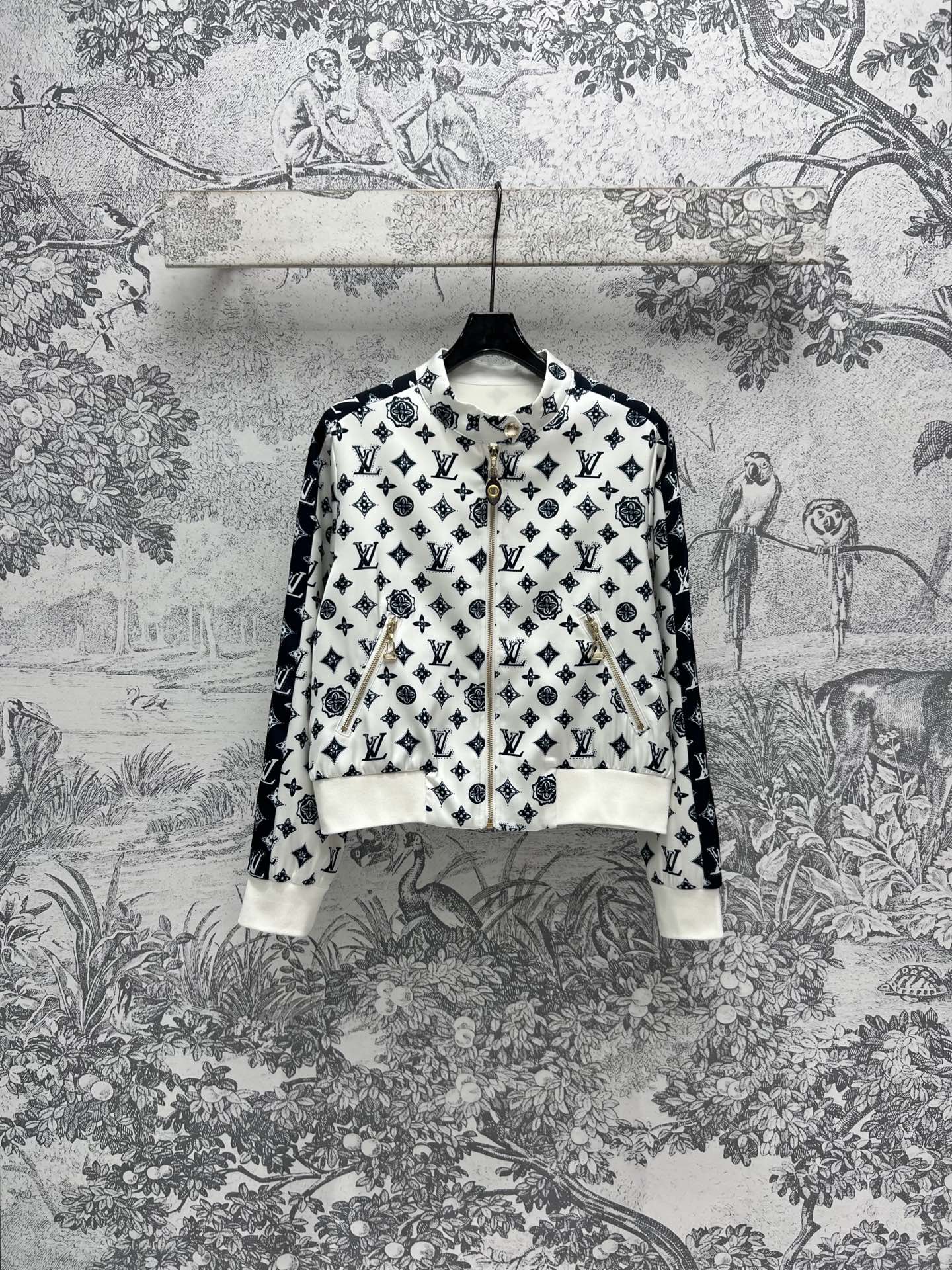 NO:306959,L Home 25 early spring new Monogram jacquard pattern stand collar jacket jacket Super classic and recognizable letter jacquard pattern stand collar design mold hardware The whole style is very hidden and slim, with a casual style Three-code one color SML,,louis vuitton,jackets & coats,jackets & coats,alexander wang19860909L家 25早春新款Monogram 提花图案立领夹克外套 超级经典和有辨识度的字母提花图案 立领设计 开模五金 整个版型非常藏肉显瘦 自带休闲风 一色三码 SML,,louis vuitton,jackets & coats,jackets & coats,alexander wang,Women's clothing