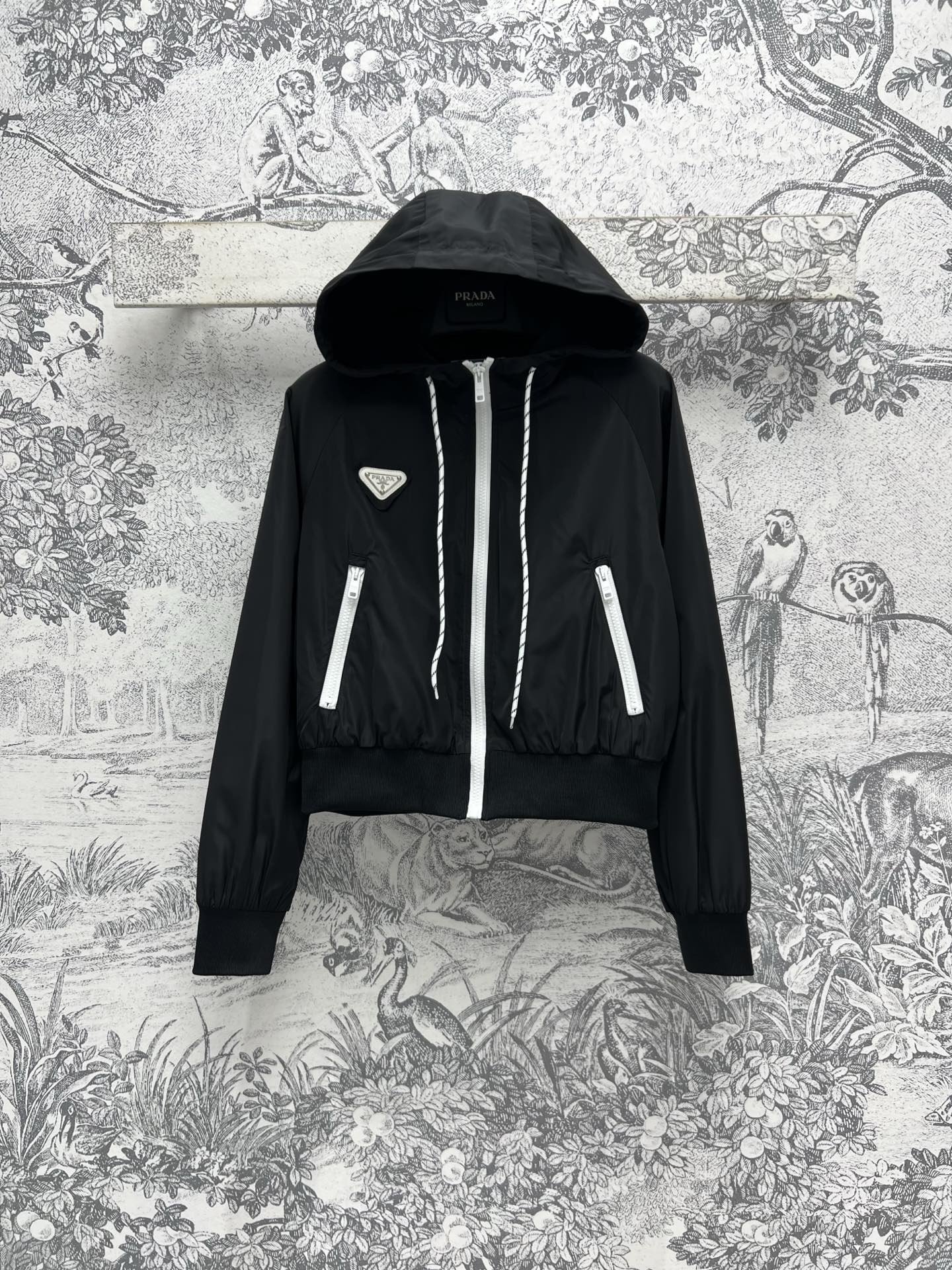 NO:306953,PD Home 25 Early Spring New Hooded Nylon Triangle Mark Jacket Eternal Classic Black Series Inverted Triangle Marking Embellished Hooded Loose Style Cool and Successful Recycled Nylon Fabric Details Fashionable Dividing Contrast Color Zipper Double Pockets Modified Loose Style is versatile and not picky. Any body is cool and handsome. Easy get sweet and cool girlish temperament. One color three codes SML,,dior, jackets & coats,hats,alexander wang19860909PD家 25早春新款 连帽尼龙三角标外套 永恒经典的黑色系 胸口倒三角标点缀 连帽宽松版型 酷帅干练 再生尼龙面料演绎时尚分格 撞色拉链双口袋修饰宽松版型百搭不挑人 任何身材上身都很酷帅 轻松get甜酷少女气质 一色三码 SML,,dior,jackets & coats,hats,alexander wang,Women's clothing