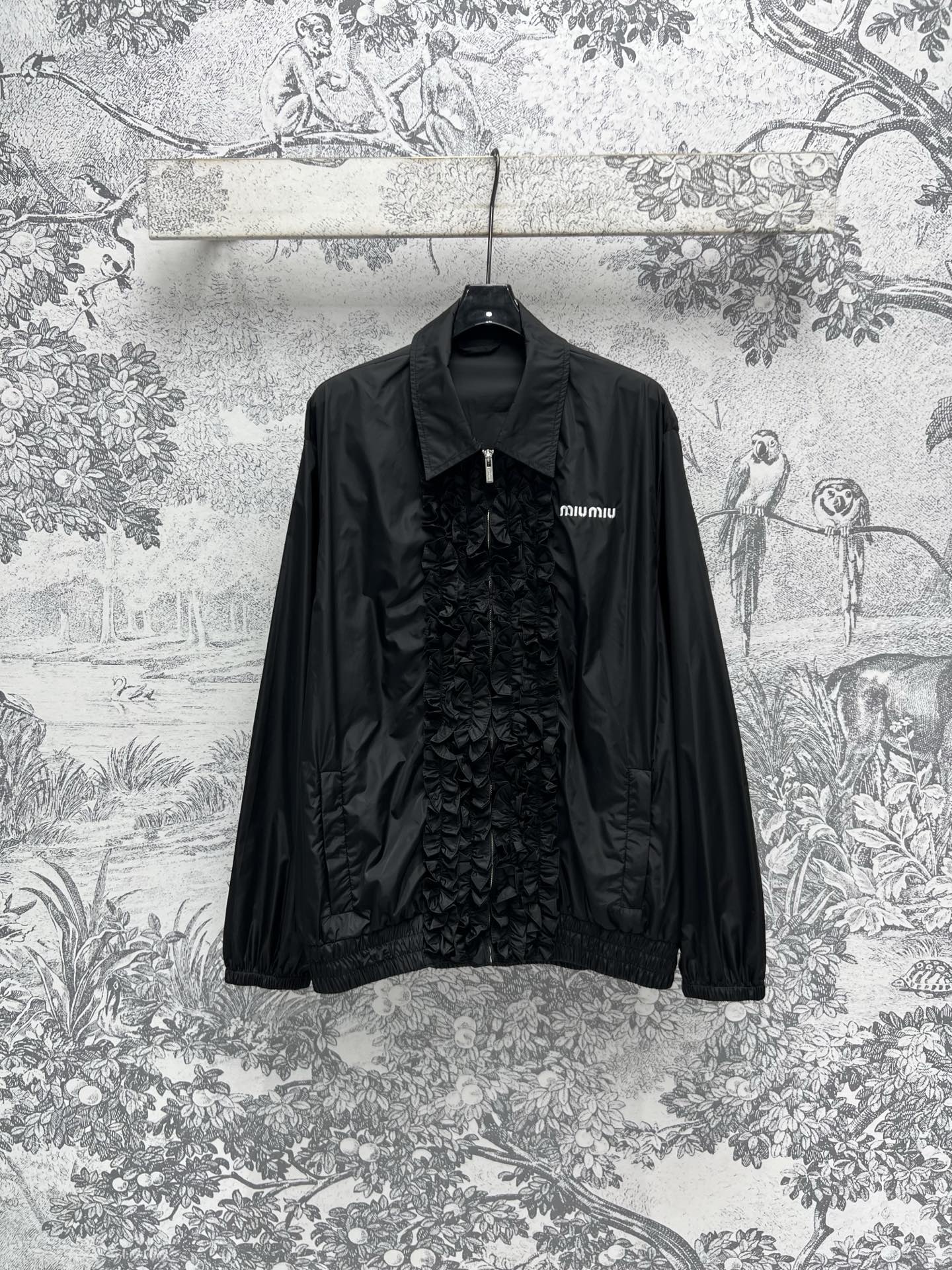 NO:306947,Mlu 25 early spring new style, lotus leaf lace plaid decorative shirt jacket, loose short style, huge slim upper body, sweet and salty temperament, age-reducing girlish style, versatile and not picky, lotus leaf lace splicing, top body, fashionable and high-end tone, one color, three codes SML,, jackets & coats,shirts,alexander wang19860909Mlu 25早春新款 荷叶花边门襟装饰衬衫外套 宽松短款版型上身巨显瘦 可甜可盐气质减龄少女风百搭不挑人 荷叶花边拼接上身超好看 时髦又高级的调调 一色三码 SML,,jackets & coats,shirts,alexander wang,Women's clothing