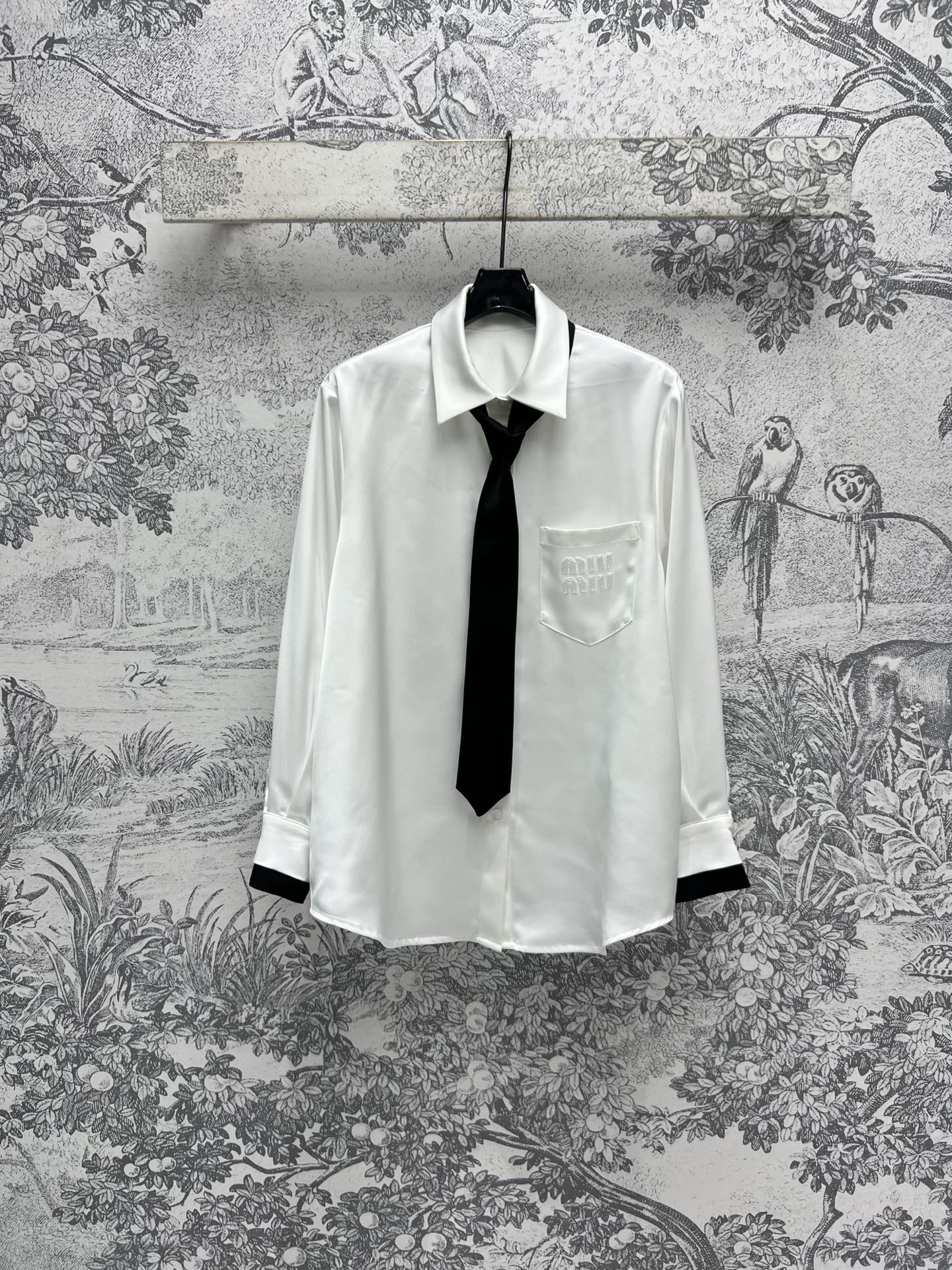 NO:306970,Miu 25 early spring new style, tie decoration fake two-piece shirt, different design sense, invincible handsome shirt, chest pocket letter embroidered letter embellishment, sleeve contrast color splicing fake two-piece design, a shirt with BF style, added tie decoration, boyfriend is more elegant and sexy, and handsome, single outfit with shorts, lower body missing or paired with trousers, style is randomly switched, imported pure cotton fabric, one color three-digit SML,,miumiu, shorts, shirts, ties, alexander wang19860909Miu 25早春新款 领带装饰假两件衬衫 不一样的设计感 无敌帅气的衬衫 胸前口袋字母刺绣字母点缀 衣袖撞色拼接假两件设计 自带BF风的一款衬衫 加入了领带装饰男友力爆棚 更加显气质性感也很帅气 单穿搭配短裤下半身失踪感或者搭配长裤短裤都 风格随意切换 进口纯棉面料 一色三码 SML,,miumiu,shorts,shirts,ties,alexander wang,Women's clothing