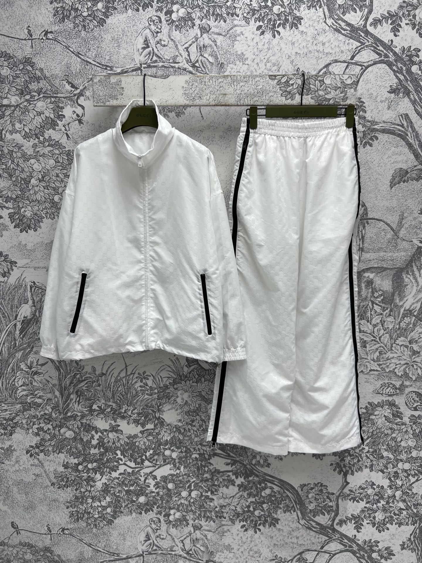 NO:307452,G Home 25 Early Spring New Double G Jacquard Nylon Sports Set Stand-collar Zipper Jacket   Elastic waist tying sweatpants A set of fashionable and stylish upper body Popular recycled nylon Double G Jacquard fabric YB Customized nylon tarp fabric Classic casual style Slim and neat and neat One color three codes SML, gucci, jackets & coats, alexander wang19860909G家 25早春新款 双G提花尼龙运动套装 立领拉链外套 松紧腰束脚运动裤 一套上身时髦有型 高人气的再生尼龙双G提花面料 YB定制的尼龙防水布面料 经典的休闲版型 显瘦又精神利落 一色三码 SML,,gucci,jackets & coats,alexander wang,Women's clothing