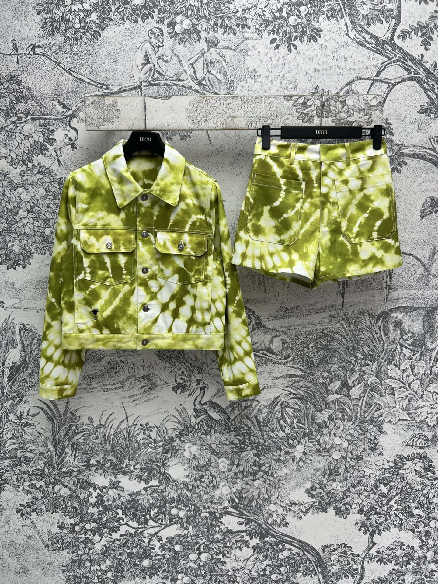 NO:307458,D Home 25 early spring new style tie-dye denim series lapel jacket   high-waist shorts A set of super-tight legs tie-dye gradient washing process Very suitable for summer matching Customized logo buckle decoration Two colors and three codes SML,,dior, shorts, jackets & coats, jackets & coats, alexander wang19860909D家 25早春新款 扎染牛仔系列 翻领夹克外套 高腰短裤 一套上身超拉大长腿 扎染渐变洗水工艺 非常适合夏天的搭配 定制的logo扣饰装饰 两色三码 SML,,dior,shorts,jackets & coats,jackets & coats,alexander wang,Women's clothing