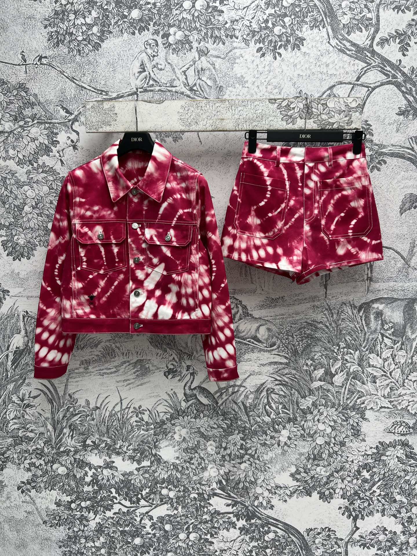 NO:307461,D Home 25 early spring new style tie-dye denim series lapel jacket   high-waist shorts A set of super-tight legs tie-dye gradient washing process Very suitable for summer matching Customized logo buckle decoration Two colors and three codes SML,,dior, shorts, jackets & coats, jackets & coats, alexander wang19860909D家 25早春新款 扎染牛仔系列 翻领夹克外套 高腰短裤 一套上身超拉大长腿 扎染渐变洗水工艺 非常适合夏天的搭配 定制的logo扣饰装饰 两色三码 SML,,dior,shorts,jackets & coats,jackets & coats,alexander wang,Women's clothing