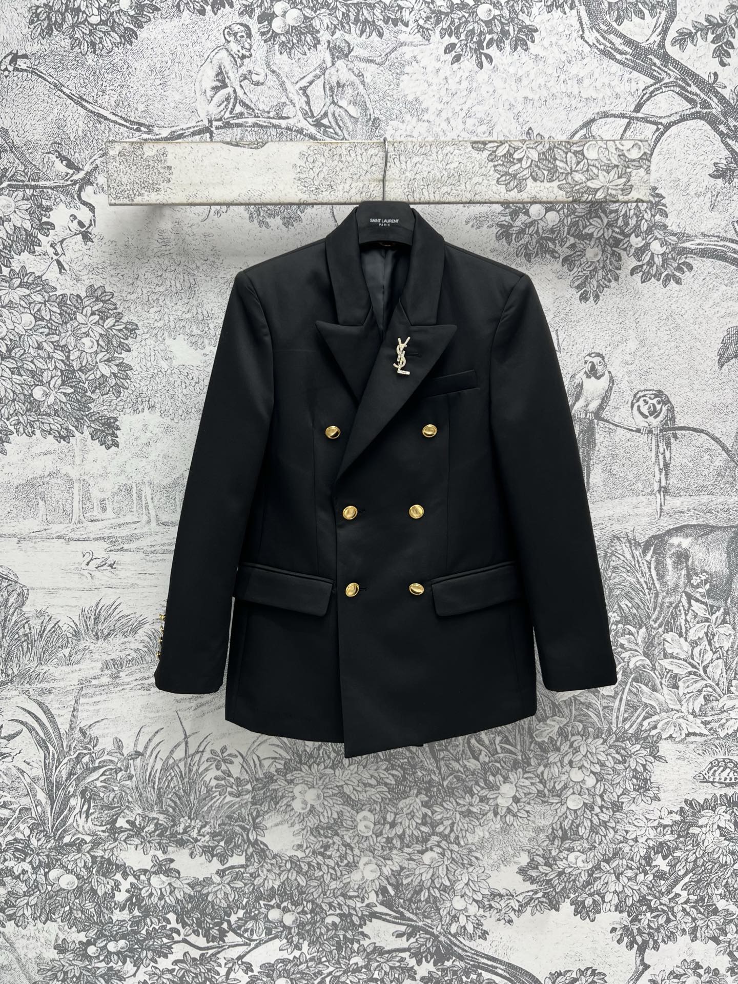 NO:307450,Ysl 25 early spring new style, double-breasted suit jacket, loose fit, comfortable and not picky, the fabric will not be too hard, everyday wear on the street, just right on the chest, double pockets on the hem, double-breasted decoration, basic look-hugging, not picky, show the mature charm, with a steady aura, small shoulder pads, easy to grasp right-angle shoulders, daily casual recommendation, one color, three-code SML,, saint laurent, jackets & coats, business suit, brooch, breastpin, alexander wang19860909Ysl 25早春新款 双排扣西装外套 宽松版型舒适不 挑人 面料不会过于硬挺 日常出街外搭刚刚好 胸口Ysl胸针点缀 下摆双口袋 双排扣修饰 基础耐看不挑人 展现轻熟魅力自带稳重气场 小垫肩上身了轻松拿捏直角肩 日常休闲推荐 一色三码 SML,,saint laurent,jackets & coats,business suit,brooch，breastpin,alexander wang,Women's clothing