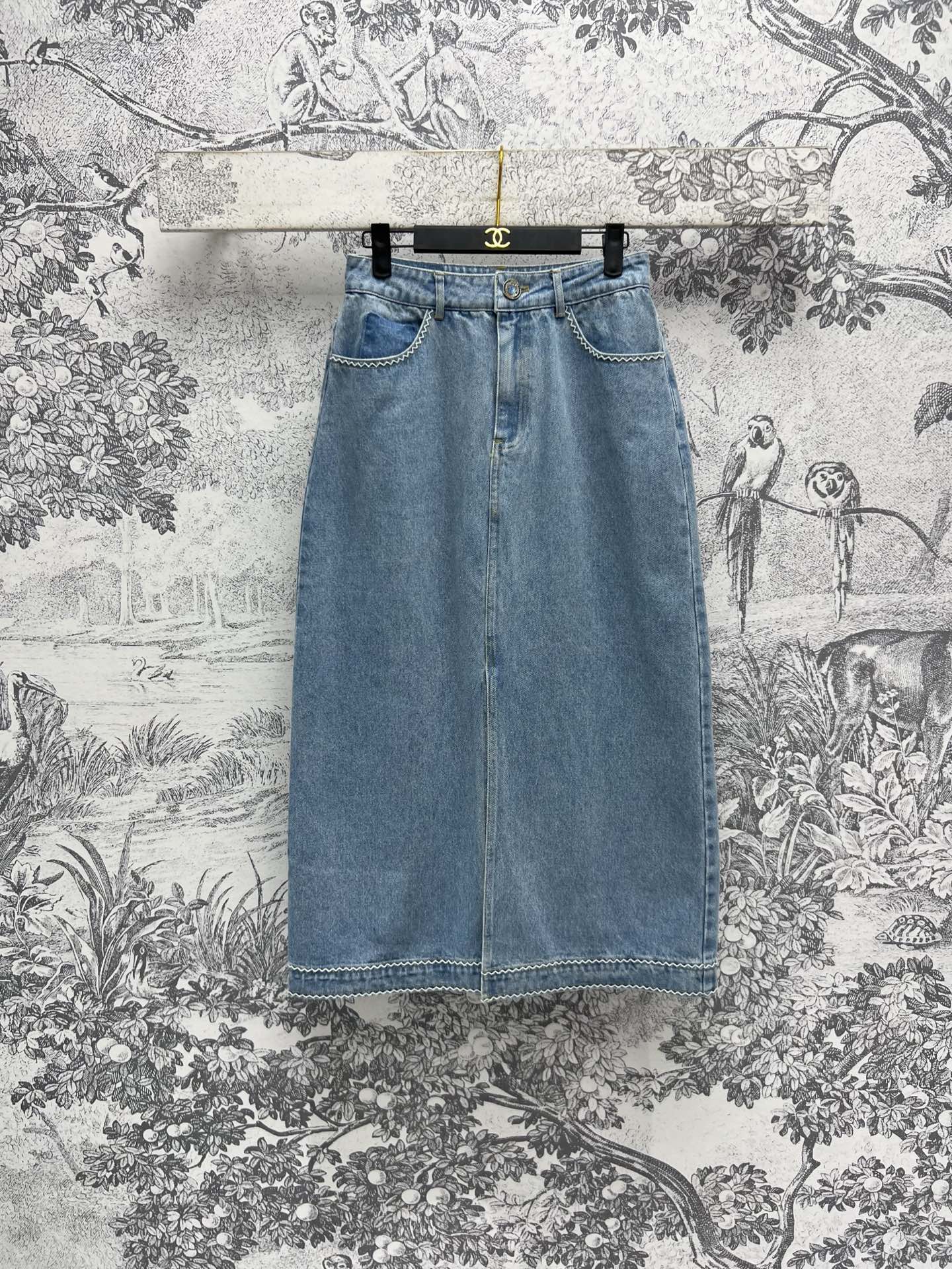 NO:307988,Xiaoxiang style 25 early spring new model fake two-piece denim series Sleeveless vest   lapel jacket   skirt   wide-leg pants A perfectly exquisite celebrity style outfit 3D three-dimensional tailoring wide version versatile and slim. Embroidered letter logo low-key luxury pure cotton denim fabric texture is excellent Sweet and cool style fashionable girl wardrobe must-have series Wear separate or a series are good Customized five-color gold accessories The workmanship details are very good One color three code SML, Skirts, Jackets & coats, alexander wang19860909小香风 25早春新款 假两件牛仔系列 无袖小马甲 翻领外套 半身裙 阔腿裤 妥妥的精致名媛风穿搭3D立体剪裁宽版版型百搭又显瘦 刺绣字母logo低调奢华 纯棉牛仔面料质感超赞 甜酷风时髦少女衣橱必备系列 分开搭 或一系列都不错 定制五色金配件 做工细节都很到位 一色三码 SML,,skirts,jackets & coats,alexander wang,Women's clothing