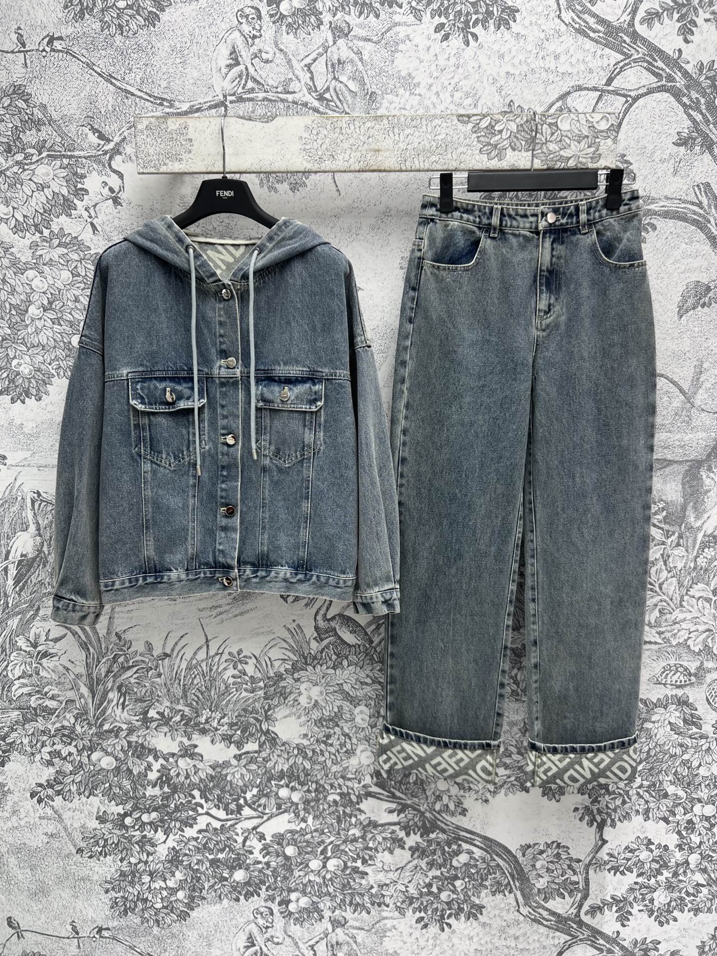 NO:307994,New style of jacket and pants in early spring, hooded denim jacket   wide-leg jeans, loose style, suitable for any body shape, customized inner FF jacquard denim fabric, highlighting the brand charm, a set of matching is easy to match to create a fashionable atmosphere, one color and three codes SML, jeans, jackets & coats,hats,alexander wang19860909外套裤子早春新款 连帽牛仔外套 阔腿牛仔裤 宽松的版型 不管是任何身材都很适配 定制内里FF提花牛仔面料 彰显品牌魅力 一套搭配轻松搭配出时髦氛围感 一色三码 SML,,jeans,jackets & coats,hats,alexander wang,Women's clothing