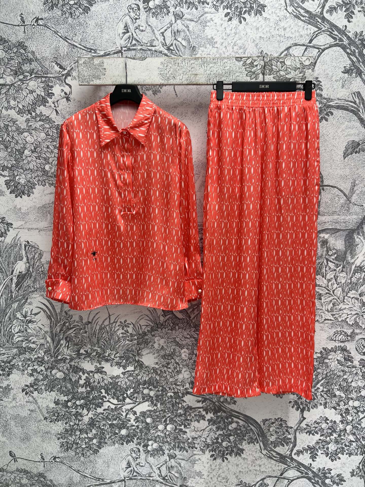 NO:308000,D home 25 early spring new style D letter presbyterian print set Lapel long-sleeved shirt with high waist casual pants A set of handsome, fashionable and stylish top body Fashion casual suit Full letters have super high recognition and easy to get fashionable style One color three codes SML,,dior,shirts,alexander wang19860909D家 25早春新款 D字母老花印花套装 翻领长袖衬衫搭配高腰休闲裤 一套上身帅气又时髦有型 时髦休闲套装 全幅字母拥有超高辨识度并且轻松get到时髦范 一色三码 SML,,dior,shirts,alexander wang,Women's clothing