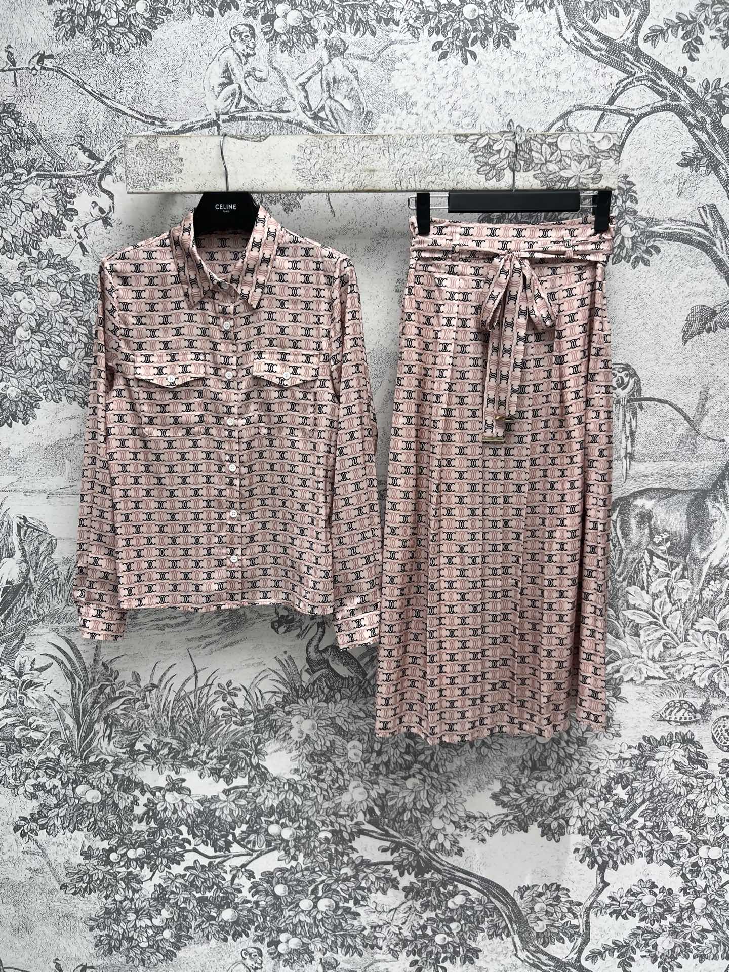 NO:308006,CE Home 25 Early Spring New Arc de Triomphe Print Set Lapel Shirt   Knotted Skirt High Waist Skirt Pleated Skirt Retro Classic Arc de Triomphe Print Pattern Upper body temperament and elegant, neither too womanly but also a little casual style One color three size SML, skirts, shirts, alexander wang19860909CE家 25早春新款 凯旋门印花套装 翻领衬衫  系结半身裙 系结高腰裙百褶裙摆 复古经典的凯旋门印花图案 上身气质又优雅 既不会过于女人也带点休闲风 一色三码 SML,,skirts,shirts,alexander wang,Women's clothing