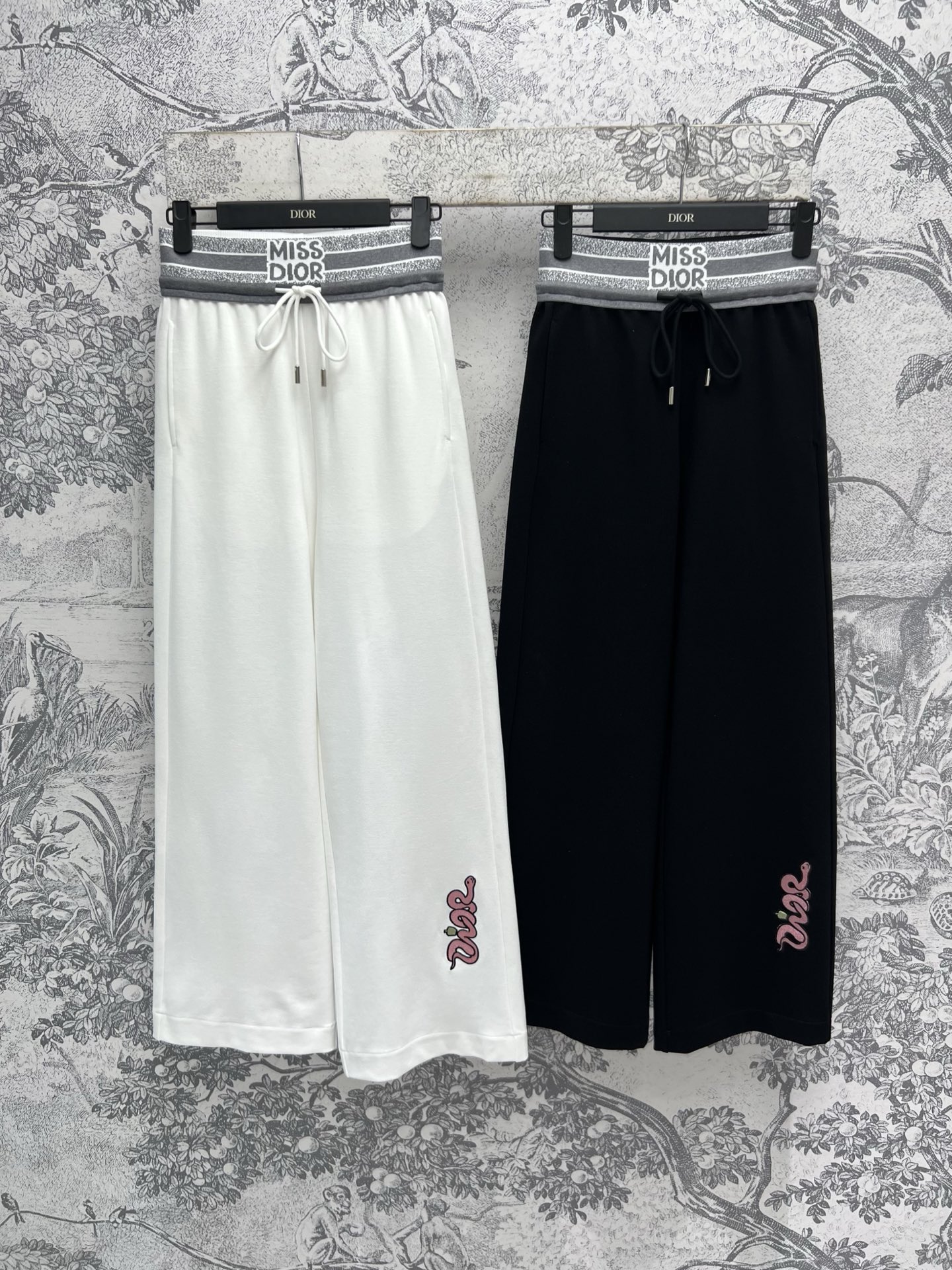 NO:307983,D Home 25 Early Spring New Style, Webbing Elastic Waist Embroidered Logo Casual Pants Logo Elastic Waist Design, Upper Body Does Not Pick People's Body, Small Details of Embroidered Logo at the Bottom of the Lower Pants, The proportion of long legs in one second, Two Colors and Three Codes, SML 8,,dior,alexander wang19860909D家 25早春新款 织带松紧腰刺绣logo休闲裤 logo松紧腰设计 上身不挑人身材 下裤角刺绣logo小细节 一秒显大长腿的比例 两色三码 SML 8,,dior,alexander wang,Women's clothing