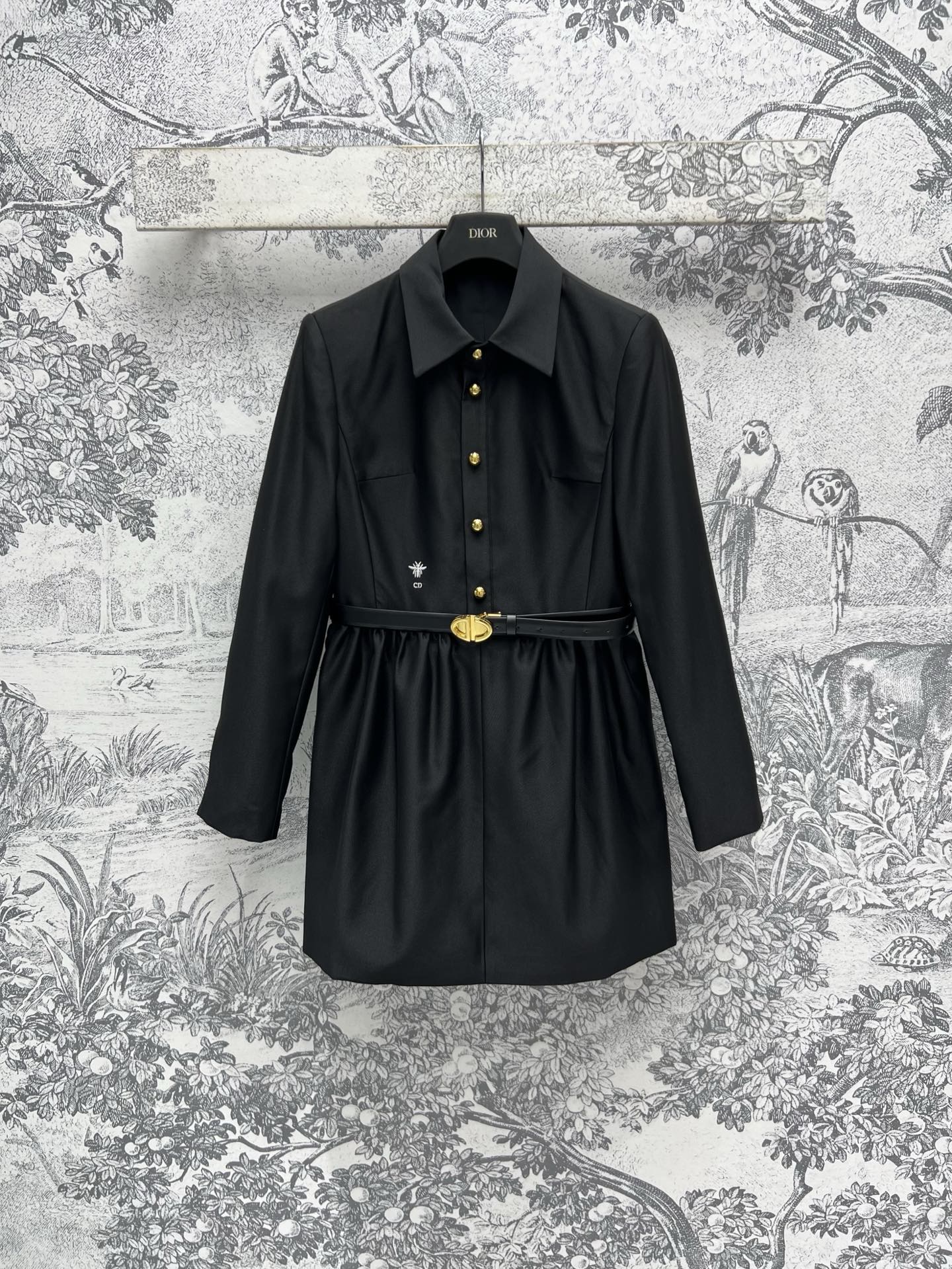 NO:307989,D Home 25 Early Spring New Lapel Belt Long Sleeve Dress Classic Lapel Design Customized Logo Hardware with Gold Belt Waist Closer Easy to Split Golden Role Body, Low-key and Fashionable The design of the pockets on both sides adds a sense of layering to the overall sense of coolness and handsomeness. The classic series with a stylish look when walking!  The upper body looks big and long legs, looks tall and slim, fashionable and practical. The upper body reduces age and is sweet and cool temperament immediately gets salty or sweet and versatile, not picky about people, one color and three sizes SML, dior, skirts, gold, alexander wang19860909D家 25早春新款 翻领腰带长袖连衣裙 经典翻领设计 开模定制的logo五金配金腰带收腰 轻松分割黄金比例身材 低调又时髦 两侧口袋的设计给整体增加层次感 自带酷帅感的经典系列 走路都带风气场全开！上身超显大长腿 显高显瘦 时尚又实穿 上身减龄甜酷的气质立马get 可盐可甜百搭不挑人一色三码 SML,,dior,skirts,gold,alexander wang,Women's clothing