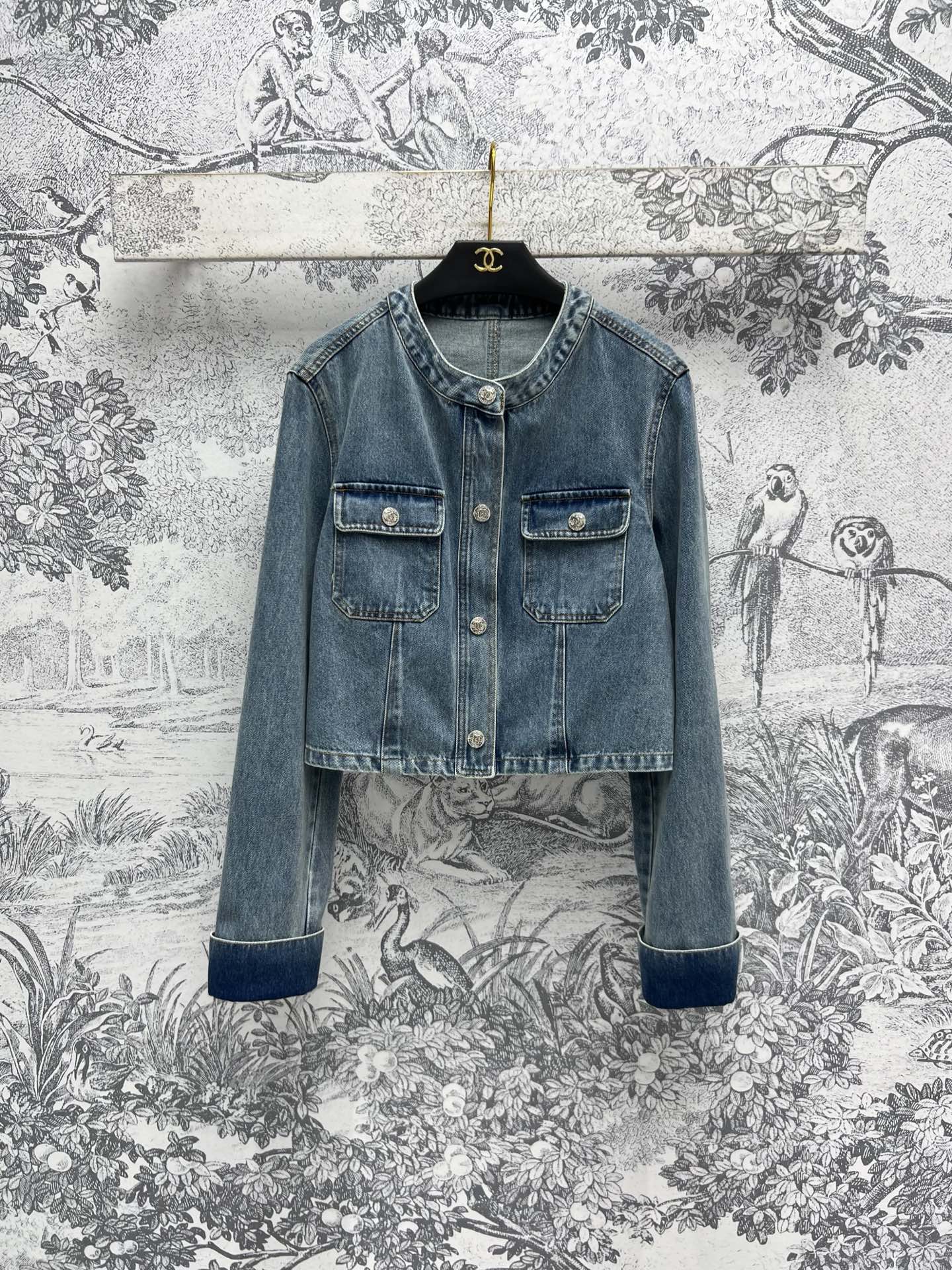 NO:308026,Xiaoxiang style 25 early spring new round neck denim jacket A short denim jacket that small girls can easily control Custom brand logo buckle embellishment Retro denim fabric Paired with trousers Skirts are super suitable for age reduction and handsome and refreshing Three sizes SML, skirts, jackets & coats, alexander wang19860909小香风 25早春新款 圆领牛仔外套 小个子女生也能轻松驾驭的短款牛仔外套 定制品牌logo扣饰点缀 复古牛仔面料 搭配长裤 半裙超级合适减龄帅气又清爽 一色三码 SML,,skirts,jackets & coats,alexander wang,Women's clothing