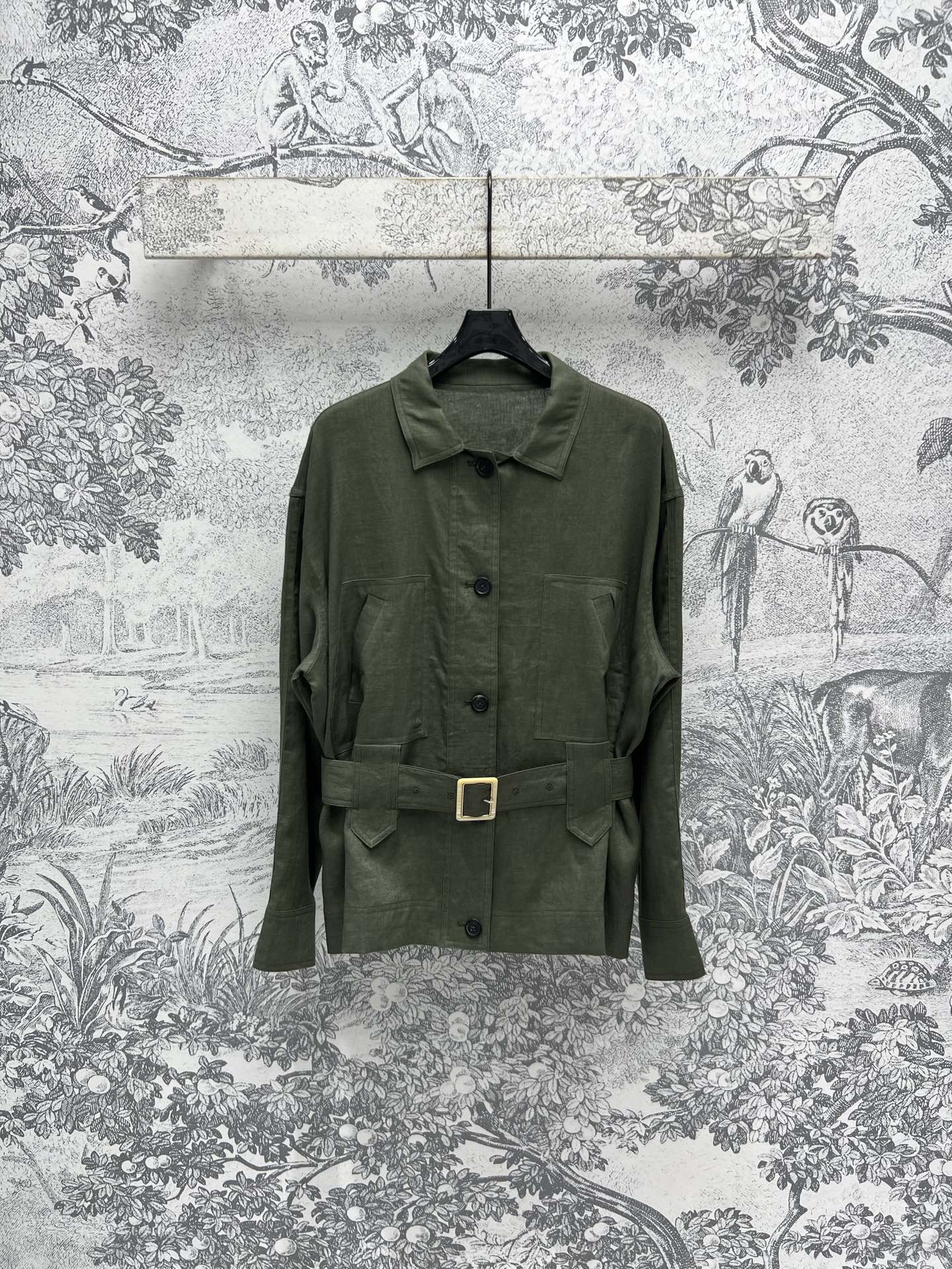 NO:308022,New early spring style dark green linen waist-hugging shirt Customized linen fabric texture stands upright and stylish, with a belt waist-hugging ratio, two-wear practical, open buttons to be used as a jacket, casual and exquisite, loose style, slimming and covering flesh is not picky at all, no matter how you match it, it looks invincible, SML, Jackets & coats, alexander wang19860909早春新款 深绿色亚麻收腰衬衣 定制亚麻面料质感立挺有型 配上腰带收腰显比例 两穿实用 打开扣子可以当外套 休闲又精致 宽松版型 显瘦遮肉一点也不挑人 怎么搭配都无敌好看 一色SML,,jackets & coats,alexander wang,Women's clothing