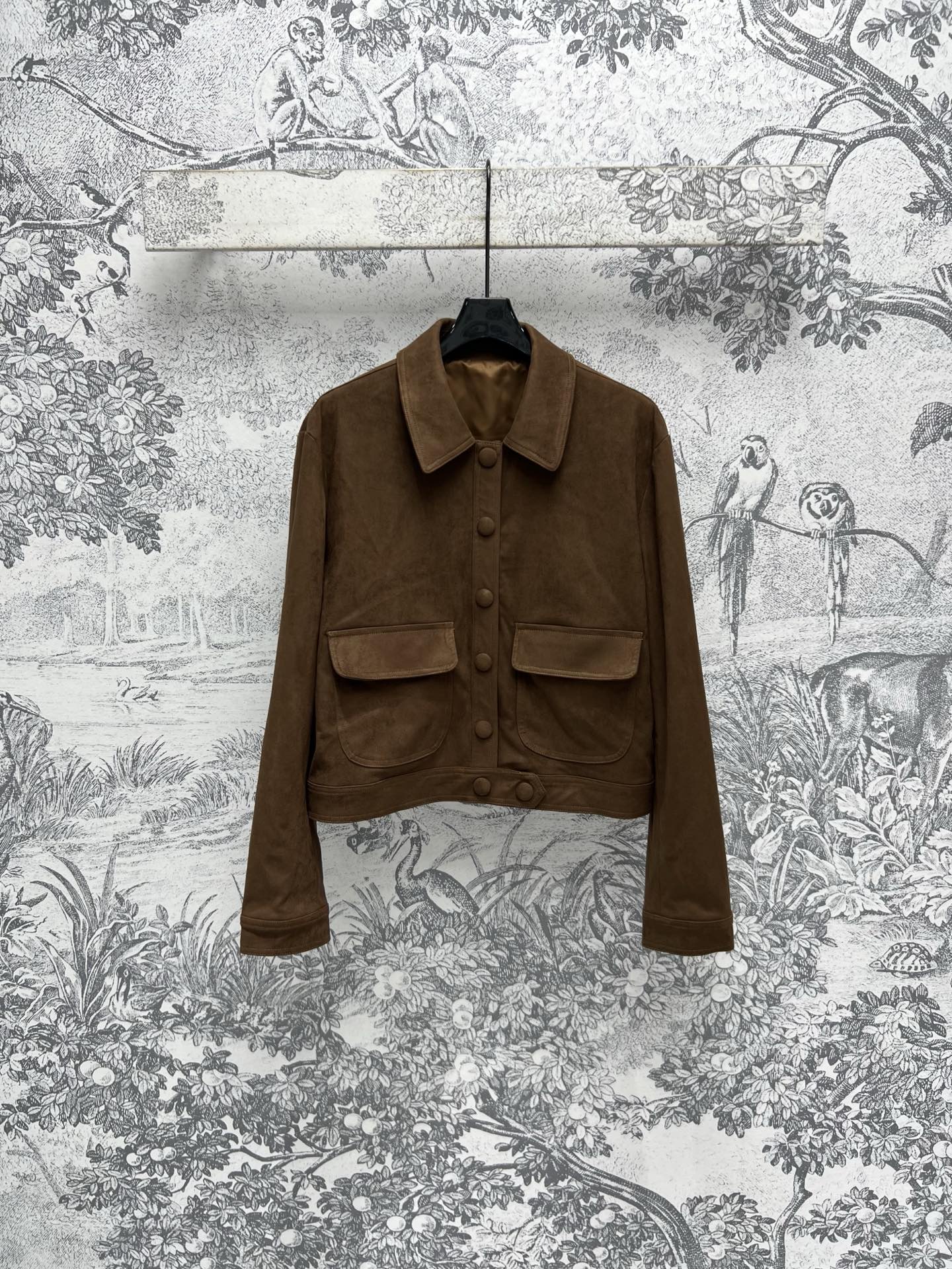 NO:308018,New early spring style deerskin lapel jacket with its own aura and temperament Brown deerskin fabric with its own thin and thin thickness in early spring High wearability High-slim and slack feeling Greatly slim and relaxed, with its own retro, elegant and atmospheric, the upper body is lazy and free and handsome. One color three codes SML,, jackets & coats, jackets & coats, alexander wang19860909早春新款 鹿皮绒翻领夹克外套 自带气场和气质 棕色鹿皮绒面料 早春轻薄厚度 实穿度很高 巨显瘦又有松弛感 自带复古优雅又大气 上身就是慵懒洒脱的帅气感 一色三码 SML,,jackets & coats,jackets & coats,alexander wang,Women's clothing