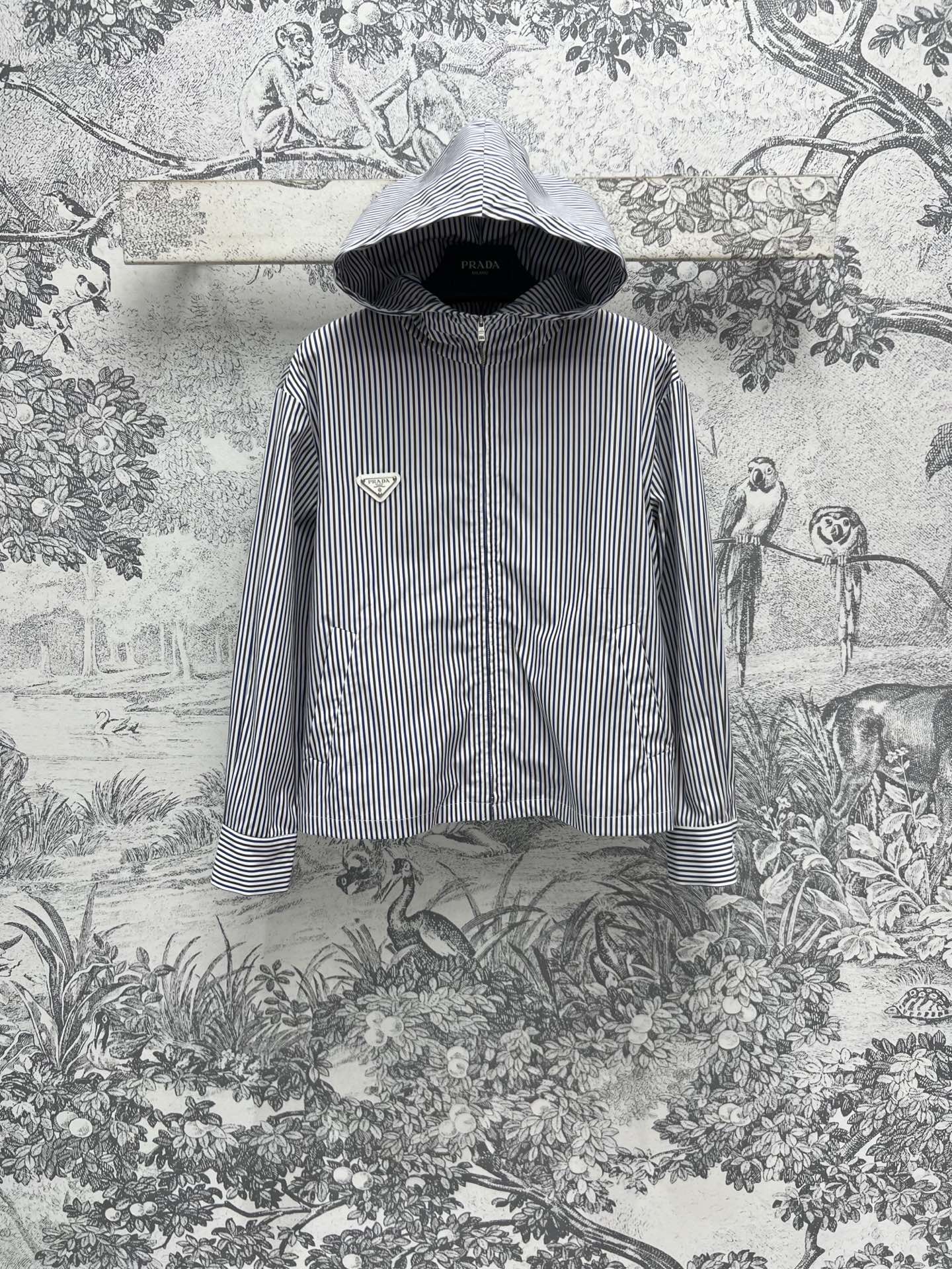 NO:308014,PD Home 25 Early Spring New Striped Hooded Zipper Jacket Classic Striped Matching Casual Hooded Zipper Jacket Slim and Handsome, Stylish and stylish, A stylish and stylish style, Brand Triangle Embellishment, Details Full of Details Three Codes SML, Dior, Jackets & Coats, Hats, Alexander Wang19860909PD家 25早春新款 条纹连帽拉链外套 经典的条纹搭配 休闲连帽拉链外套 上身显瘦又帅气有型 妥妥的时尚感的休闲风 品牌三角标点缀 细节感满分一色三码 SML,,dior,jackets & coats,hats,alexander wang,Women's clothing