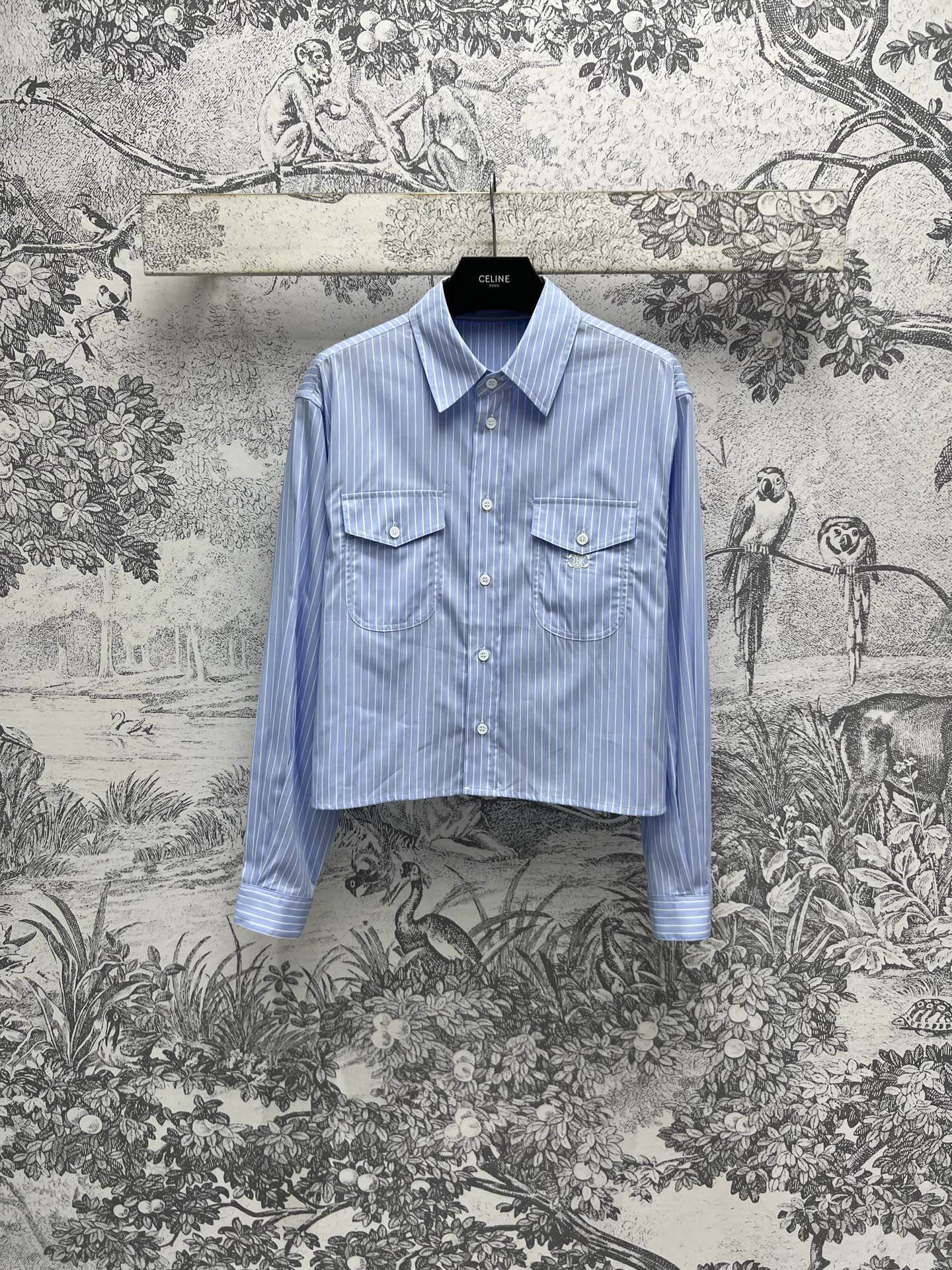 NO:308029,CE Home 25 Early Spring New Striped Lapel Shirt Short Loose Style Minimalist Arc Embroidery Decoration Matched with blue and white stripes Retro and clean Fabric Slim Silky upper body is very comfortable Single-fitting layered It looks very good no matter how you wear it, fashionable and versatile, a piece that is suitable for both a capable and strong woman style or a casual and casual style. The upper body shows its temperament, the workmanship quality is very good. Highly recommended temperament items, one color, three codes SML,,shirts,alexander wang19860909CE家 25早春新款 条纹翻领衬衫 短款宽松版型 极简的凯旋门刺绣装饰 搭配蓝白条纹的配色 复古又干净 面料垂顺丝滑上身巨舒适 单穿叠搭 怎么穿都很好看 时尚又百搭 干练女强人风还是休闲随性的风格都适配的一款单品 上身巨显气质 做工品质都很赞 强烈推荐气质单品 一色三码 SML,,shirts,alexander wang,Women's clothing