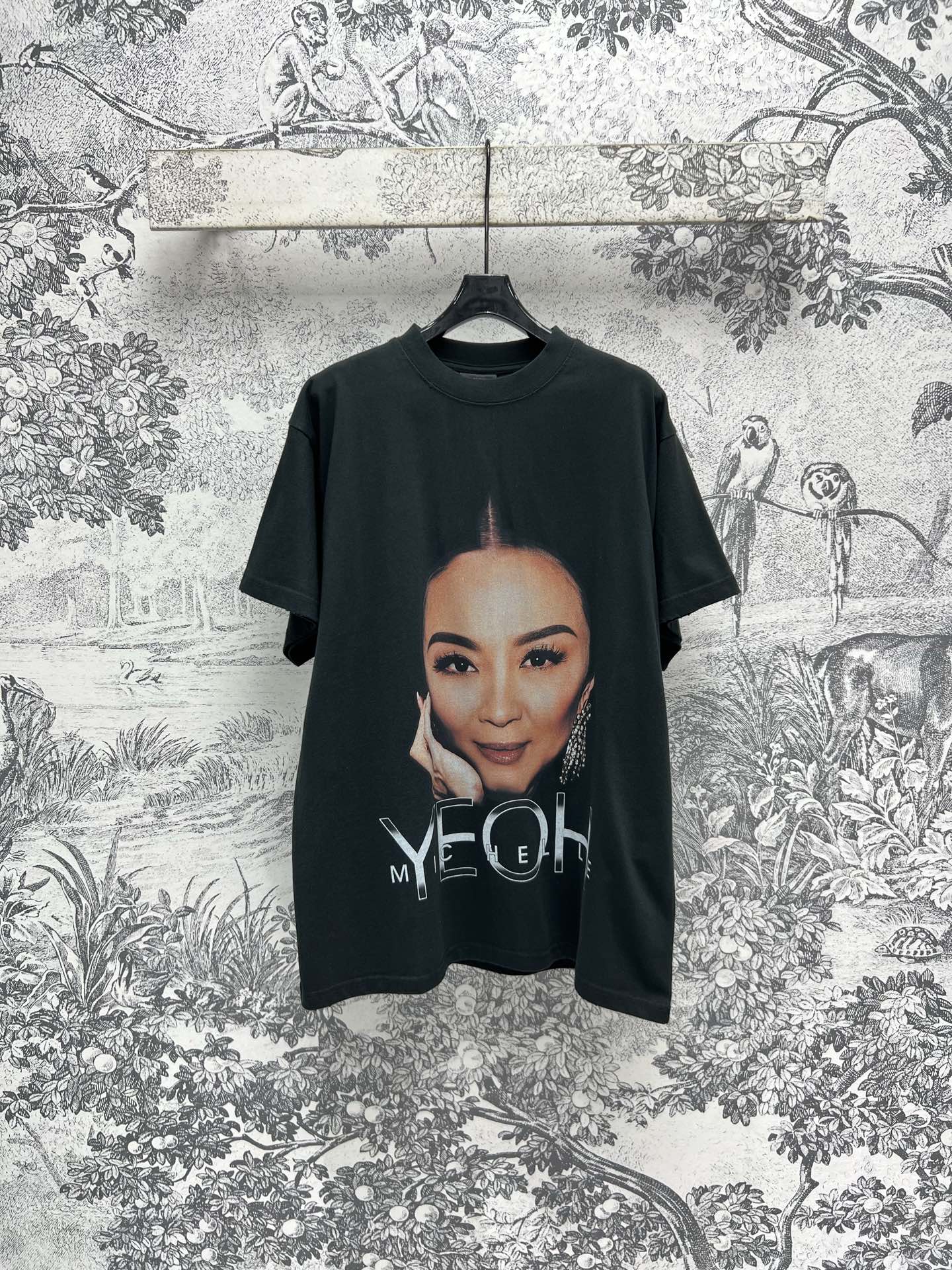 NO:308027,B home 25 early spring new style, short-sleeved T-shirt with face printed face, loose casual style, long legs, portrait patterns of popular celebrities printed on the chest, full of design, showing personal charm, whether it is single or inner wear, it can be easily controlled. One color three-code SML, T-shirt,tees, t-shirt,alexander wang19860909B家 25早春新款 人脸印花短袖T恤 宽松休闲版型上身秒变大长腿品 胸前印有人气明星的人像图案 设计感十足 彰显个性魅力 不管是单穿还是内搭 都能轻松驾驭 一色三码 SML,,T-shirt,tees，t-shirt,alexander wang,Women's clothing