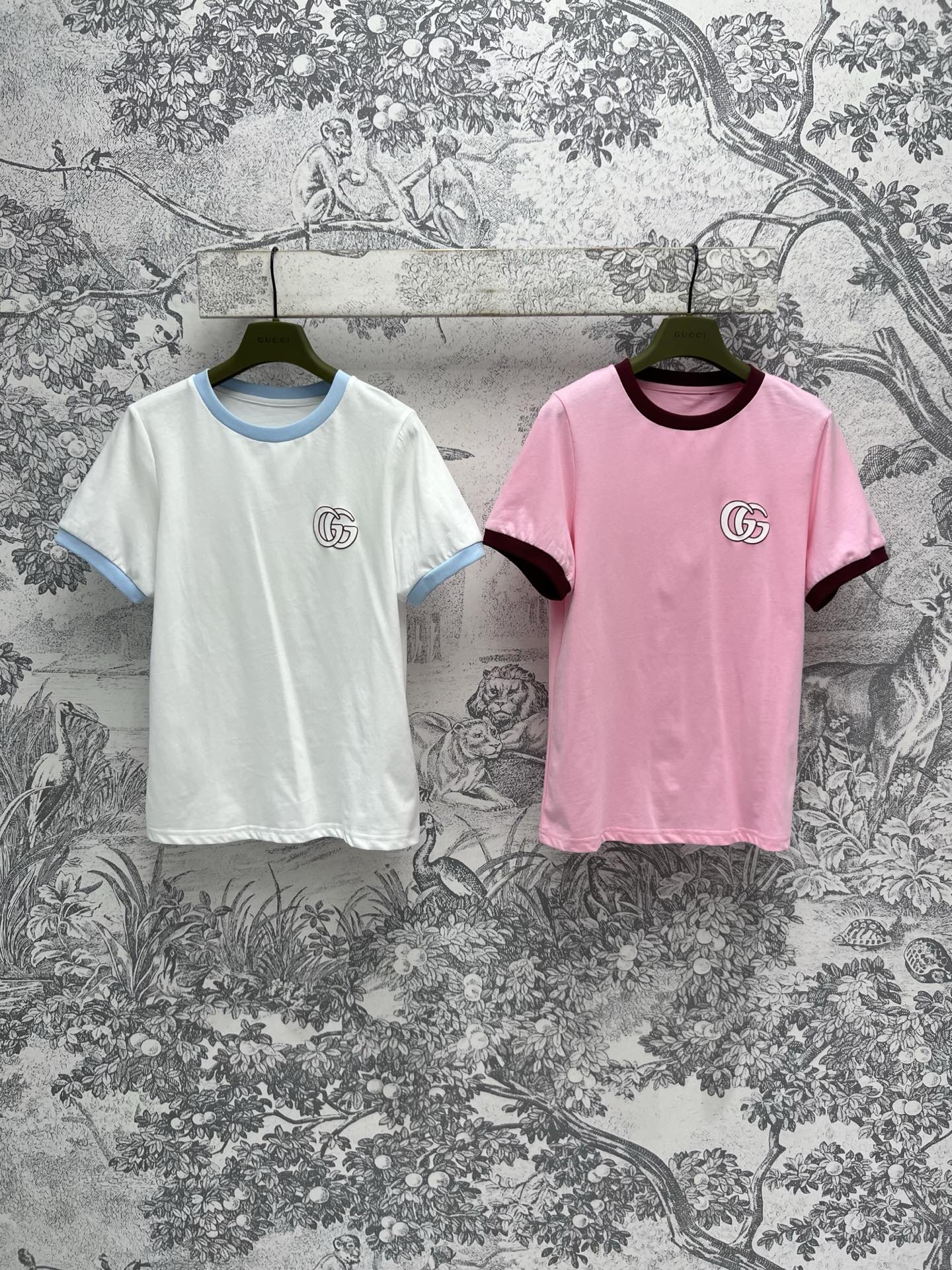 NO:308024,G Home 25 Early Spring New Style Contrast Color Edge Double G Printed Short Sleeve Round Neck T-shirt Simple Design and Personality Classic Printed Letters Logo Shows the brand's noble temperament and adds a hint of unruly fashion sense. Whether it is matched with jeans or casual pants, you can easily create a casual and fashionable look. Two colors and three codes SML, gucci, jeans, T-shirt, tees, t-shirt, alexander wang19860909G家 25早春新款 撞色包边双G印花短袖圆领T恤 设计简约不失个性 经典的印花字母LOGO 彰显品牌的高贵气质 增添了一丝不羁的时尚感 无论是搭配牛仔裤还是休闲裤 都能轻松打造出随性又时尚的造型 两色三码 SML,,gucci,jeans,T-shirt,tees，t-shirt,alexander wang,Women's clothing