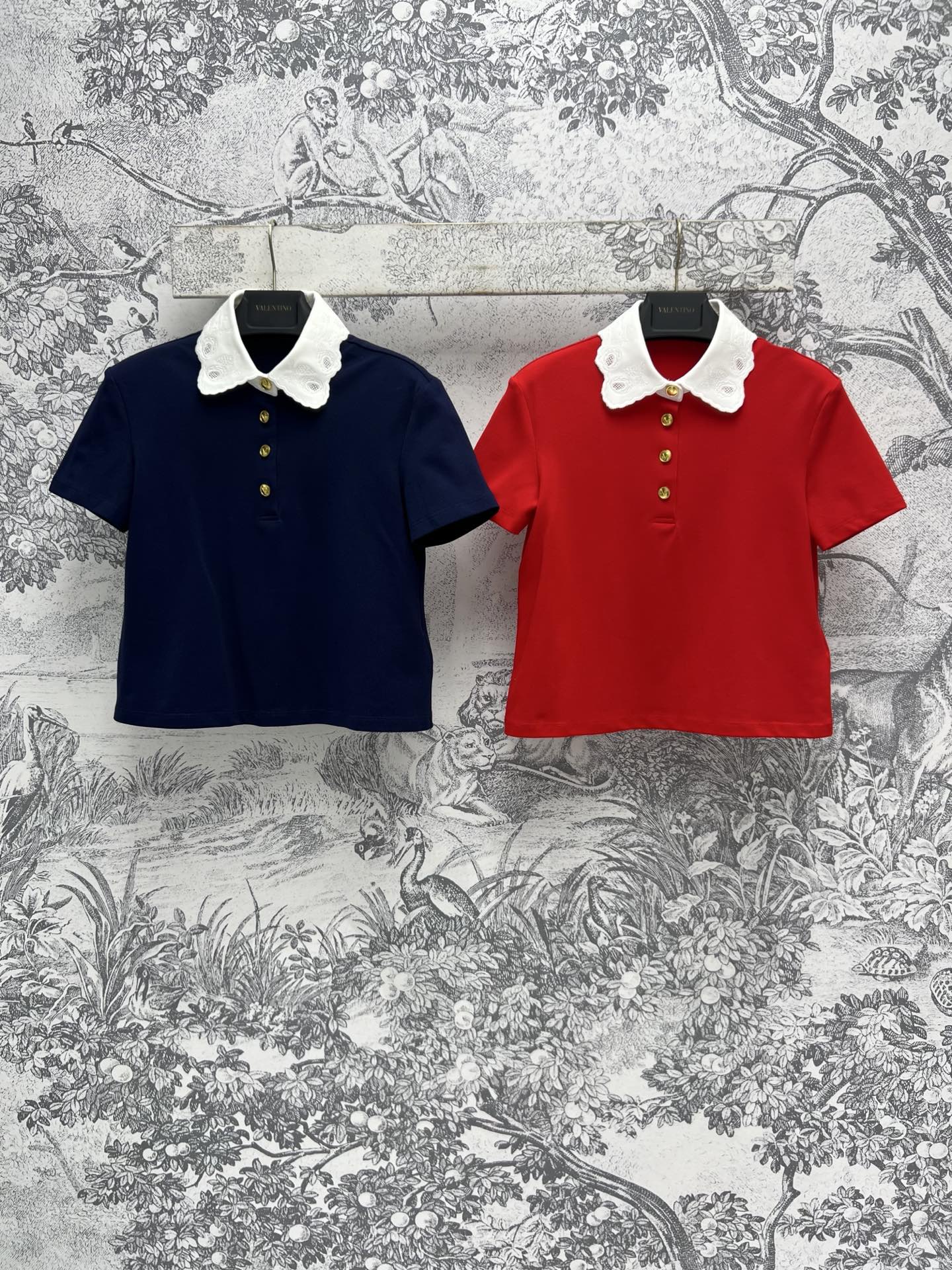 NO:308019,V Home 25 early spring new lace Polo neck short-sleeved top fake two-piece lace lapel design custom V letter hardware buckle decoration show brand charm The upper body is retro and high-end, everyday versatile and fashionable, and can also control two colors and three codes on important occasions SML, T-shirt, alexander wang19860909V家 25早春新款 蕾丝Polo领短袖上衣 假两件蕾丝翻领设计 定制V字母五金扣饰装饰 彰显品牌魅力 上身复古高级 日常百搭又时髦 重要场合也驾驭得住两色三码 SML,,T-shirt,alexander wang,Women's clothing