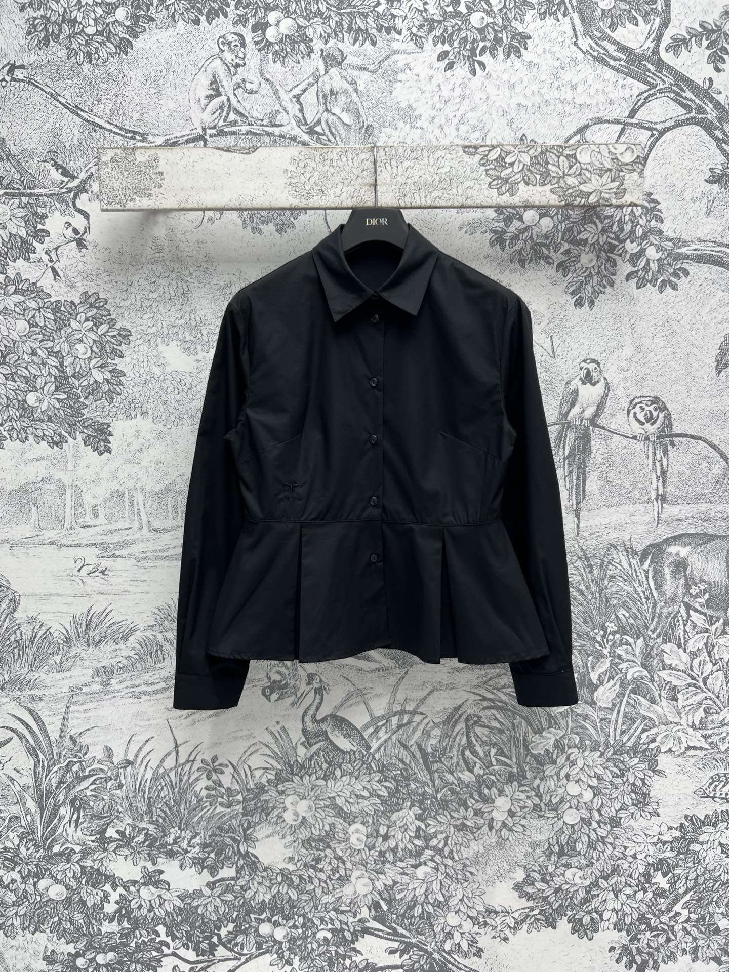 NO:308010,D Home 25 early spring new style ruffled shirt daily versatile items paired with various jeans and skirts, all kinds of handsome styles and temperament are very casual. Classic embroidered bee logo retro and fashionable. Custom imported fabrics are very drooping. The upper body is age-reducing and slimming and versatile. Two colors and three codes. SML, dior, skirts, jeans, shirts, alexander wang19860909D家 25早春新款 荷叶边衬衫 日常百搭小单品 搭配各种牛仔裤裙子超好看 各种帅气的造型气质休闲都很 经典刺绣小蜜蜂logo复古时髦 定制进口面料很有垂感 上身减龄显瘦又百搭洋气 两色三码 SML,,dior,skirts,jeans,shirts,alexander wang,Women's clothing