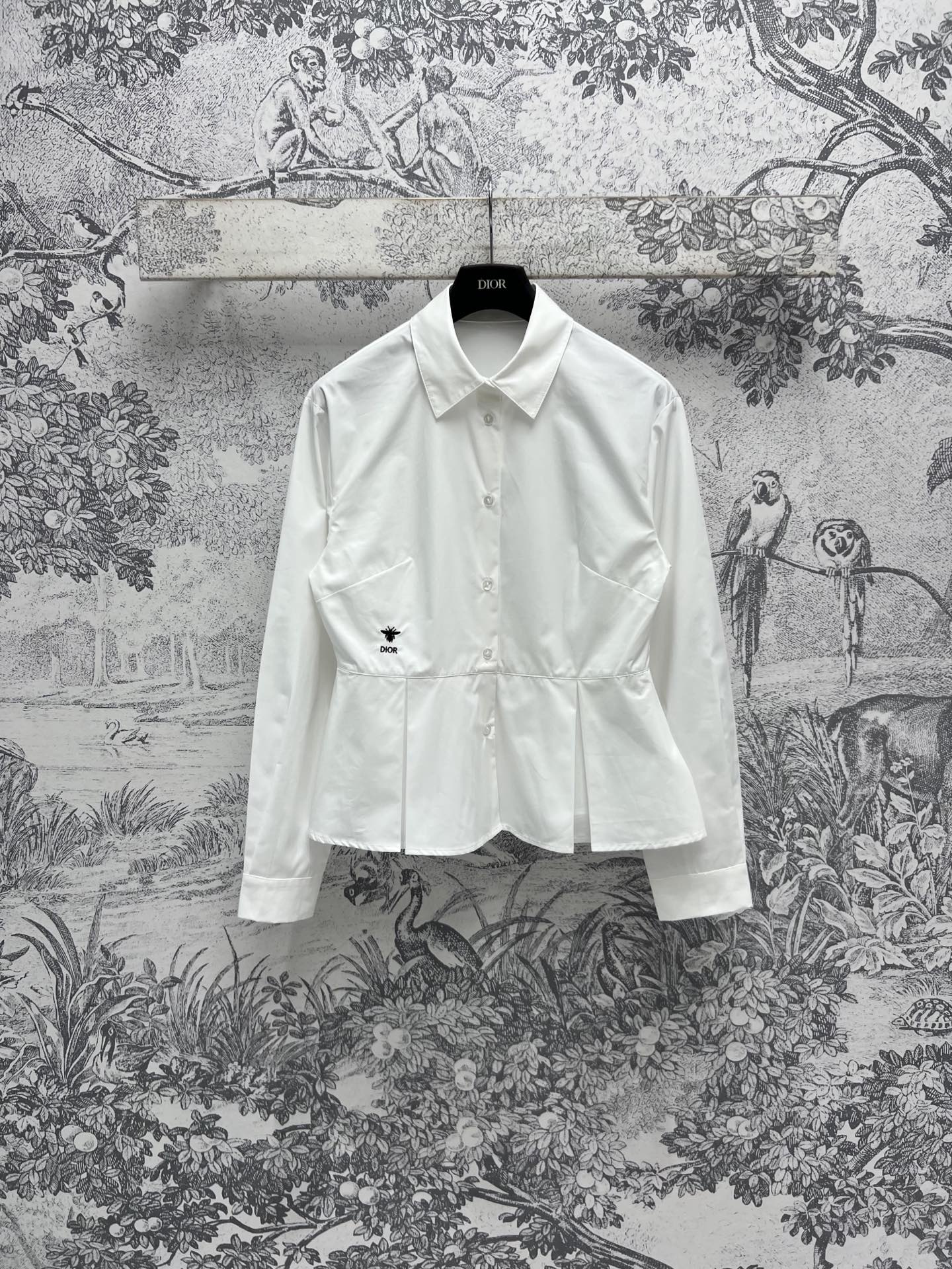 NO:308011,D Home 25 early spring new style ruffled shirt daily versatile items paired with various jeans and skirts, all kinds of handsome styles and temperament are very casual. Classic embroidered bee logo retro and fashionable. Custom imported fabrics are very drooping. The upper body is age-reducing and slimming and versatile. Two colors and three codes. SML, dior, skirts, jeans, shirts, alexander wang19860909D家 25早春新款 荷叶边衬衫 日常百搭小单品 搭配各种牛仔裤裙子超好看 各种帅气的造型气质休闲都很 经典刺绣小蜜蜂logo复古时髦 定制进口面料很有垂感 上身减龄显瘦又百搭洋气 两色三码 SML,,dior,skirts,jeans,shirts,alexander wang,Women's clothing