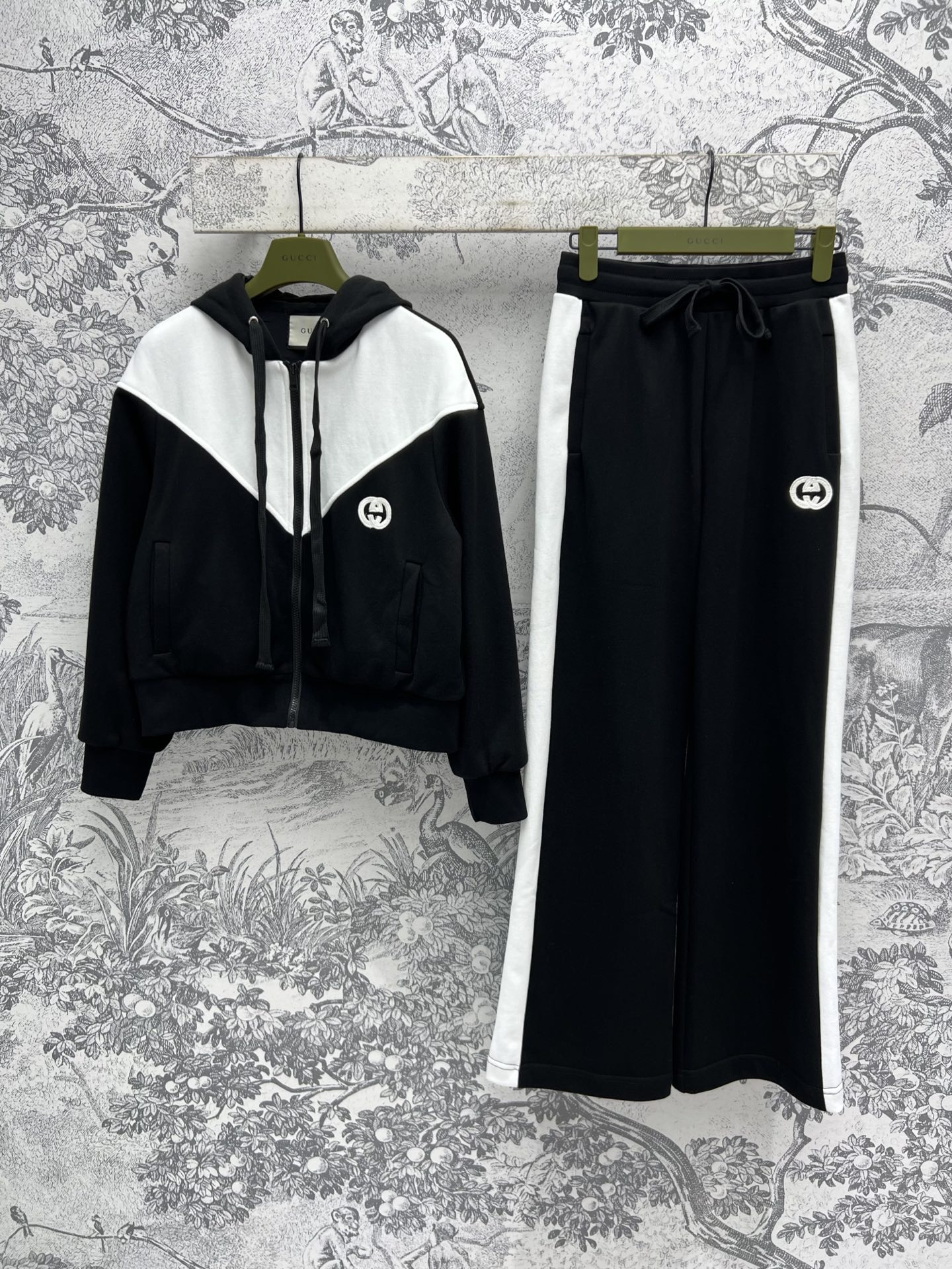 NO:308555,G Home 25 Early Spring New Style Contrast Color Casual Suit Hooded Zipper Jacket   Casual Pants One Set is so great to wear, age-reducing youthfulness, Double G stickers, and it is also super Nice's wear to run, with a youthful and energetic atmosphere. The fabric is comfortable and breathable. Super suitable for early spring. One Set for sale, two colors and three codes. SML, gucci, jackets & coats, hats, alexander wang19860909G家 25早春新款 撞色休闲套装 连帽拉链外套 休闲裤 一套穿太赞了 减龄青春感 双G贴章点辍 穿着去运动跑步也是超级奈斯的 自带青春活力气息的少女感 面料舒适透气 超级适合早春季 一套出售 两色三码 SML,,gucci,jackets & coats,hats,alexander wang,Women's clothing