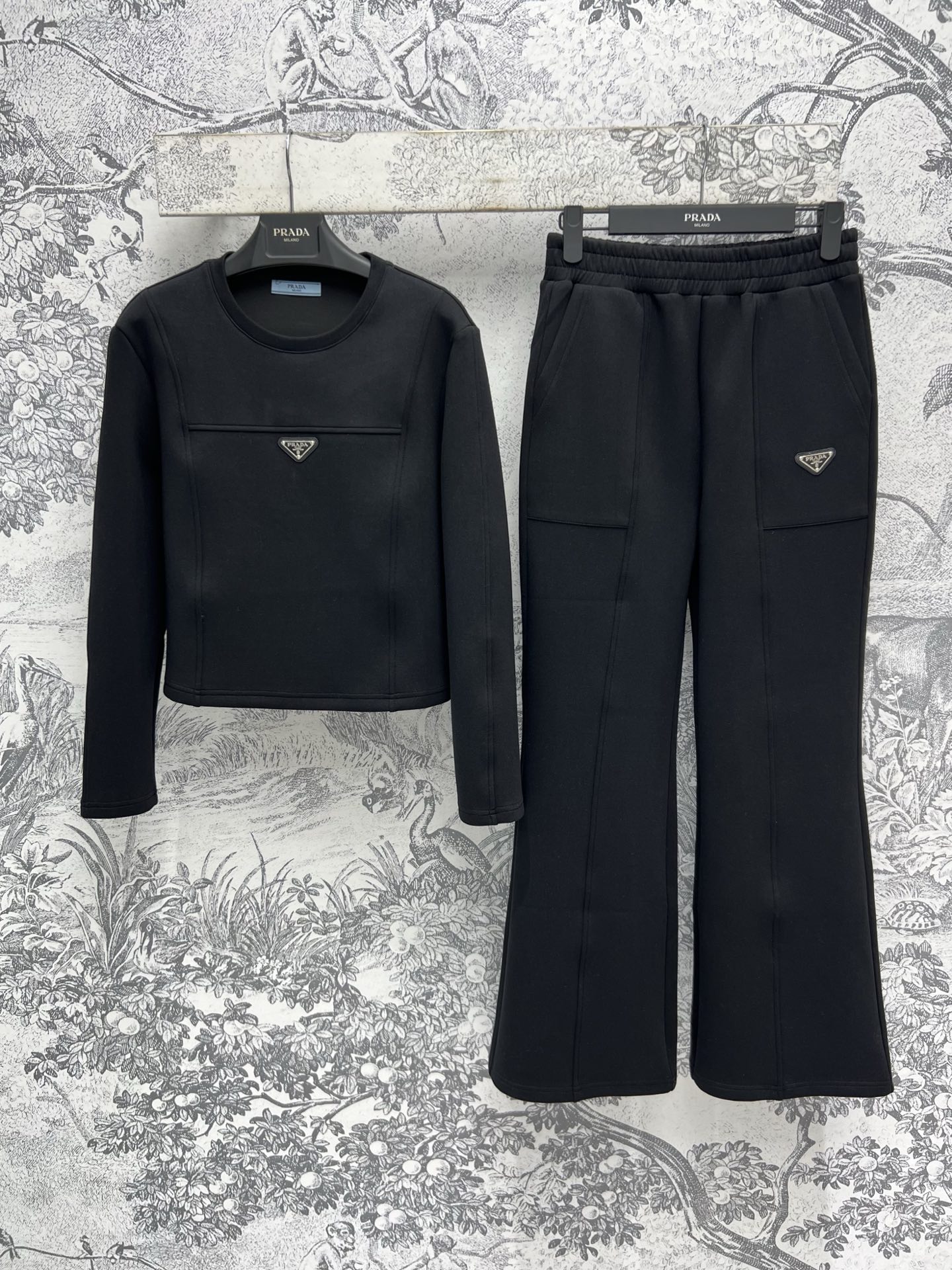 NO:308563,PD Home 25 Early Spring New Triangle Brand Decorative Space Cotton Casual Set Round-neck Top   High Waist Flare Pants Triangle Logo Decoration Simple Design Style Wearing a Different Fashion Style Space Cotton Fabric Casual and Fashionable and Versatile Two Colors and Three Codes SM, Dior, Alexander Wang19860909PD家 25早春新款 三角牌装饰太空棉休闲套装 圆领上衣 高腰喇叭裤 胸前三角标logo标装饰 简约设计风格 穿出不一样的时尚气息 太空棉面料 休闲又时尚百搭 两色三码 SM,,dior,alexander wang,Women's clothing