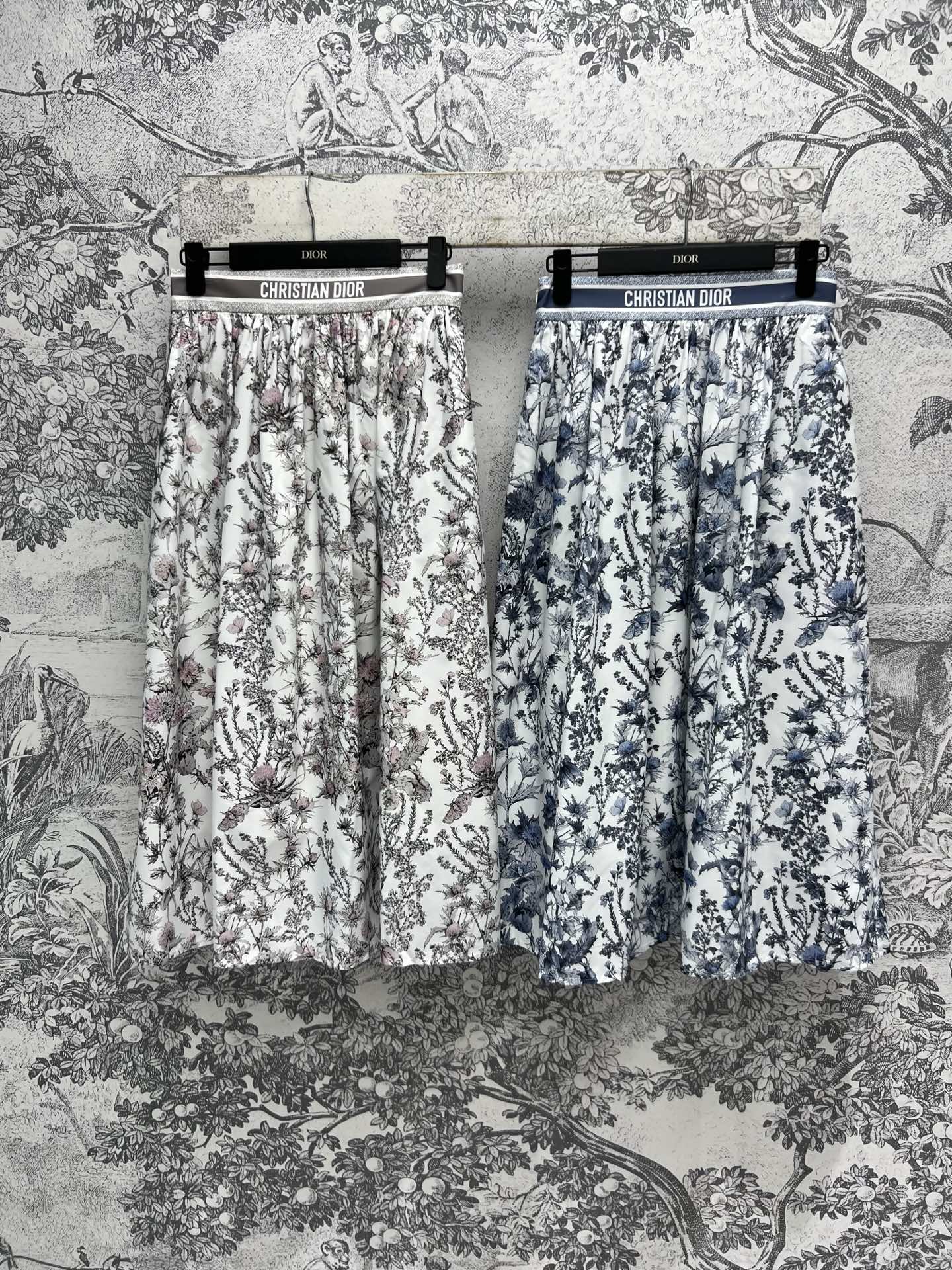 NO:308567,D Home 25 early spring new style floral printed skirt floral printed fabric with three-dimensional picture logo high waist design visual long legs cool tones and white and elegant, easily create a fashionable style, comfortable and easy to wear, easy to wear to create a fashionable feeling, two colors and three codes SML SML, dior, skirts, alexander wang19860909D家 25早春新款 花卉印花半身裙 花卉印花面料自带立体感画面 logo高腰设计视觉大长腿 色调清冷显白有气质 轻松打造时髦范 舒适又好穿 轻松穿出气质时髦感 两色三码SML SML,,dior,skirts,alexander wang,Women's clothing