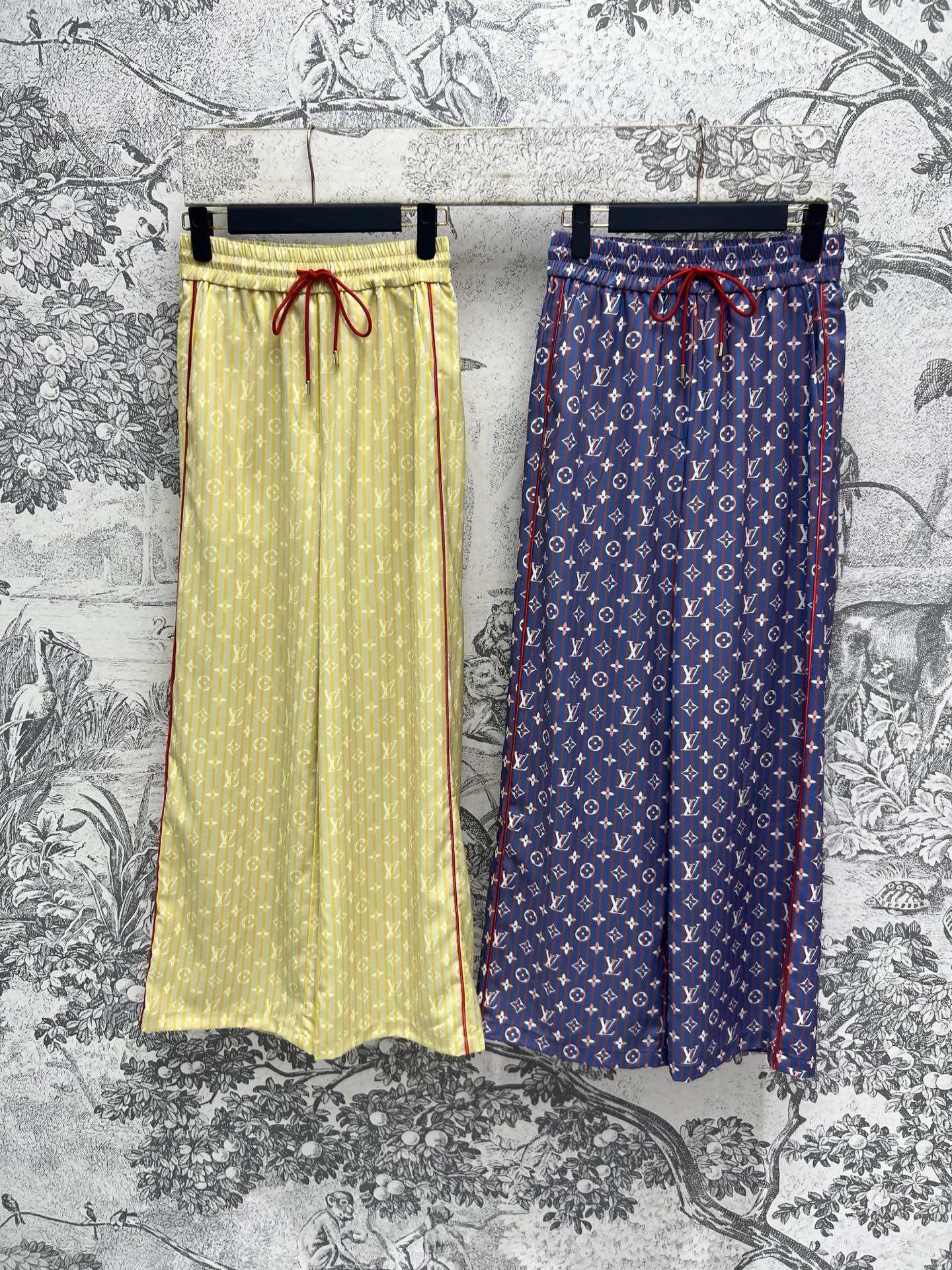 NO:308556,L's 25 early spring new style, presbyopian printed drawstring casual pants, drawstring elastic waist design, versatile upper body, not picky, style, hidden flesh and thin, and very tall, excellent comfort, full of barrage presbyopian printed details, versatile and high-end, those who like presbyopian must not miss it, very durable and practical, two colors and three codes, SML,,louis vuitton,alexander wang19860909L家 25早春新款 老花印花抽绳休闲裤 抽绳松紧腰身设计 上身百搭不挑人 版型上身藏肉显瘦 而且很显高挑 舒适感极好 满弹幕老花印花细节 上身百搭又高级 喜欢老花的一定不要错过 非常的耐看实穿 两色三码 SML,,louis vuitton,alexander wang,Women's clothing