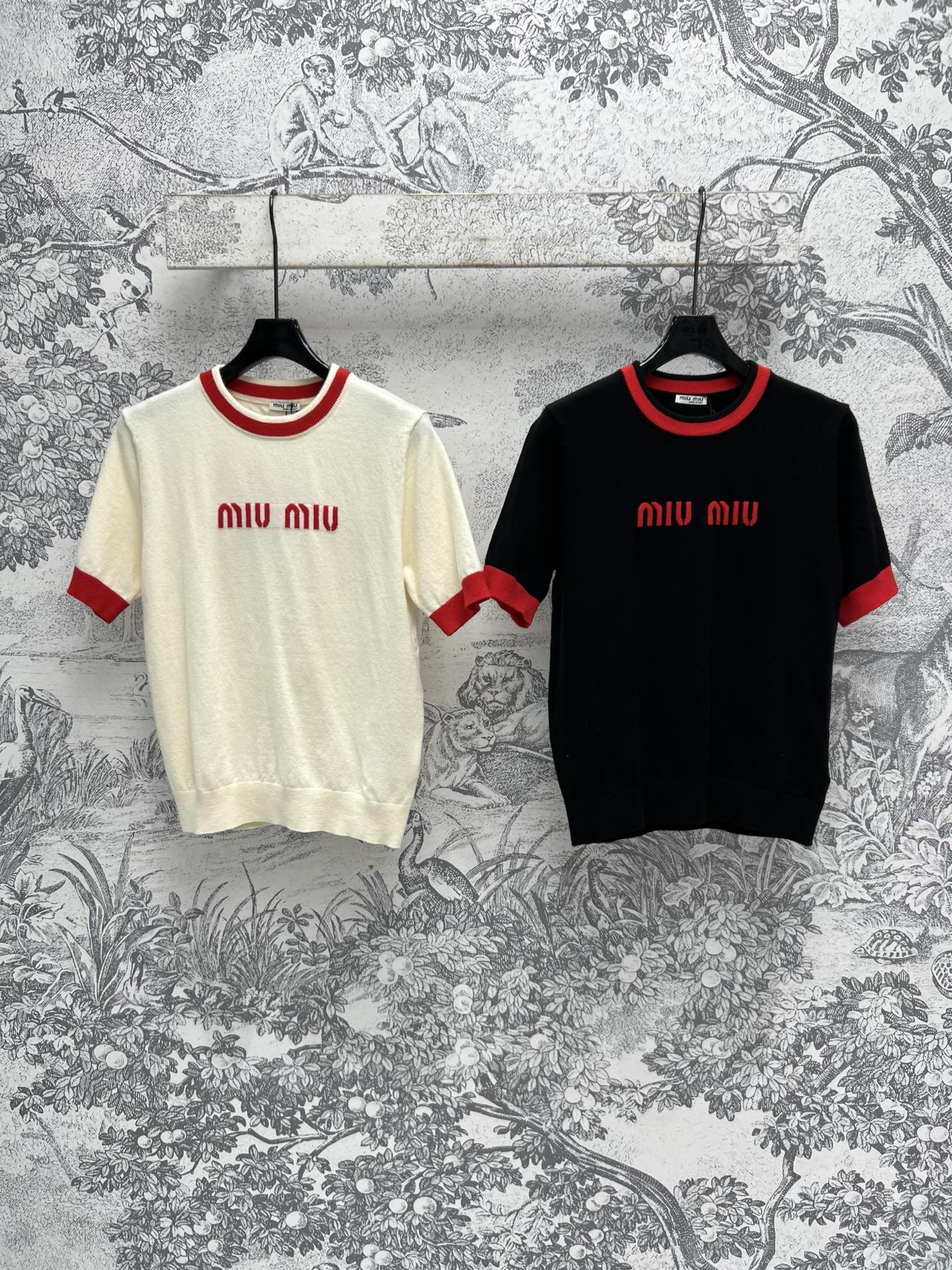 NO:308558,Miu 25 early spring new logo round neck knitted short sleeves brand embroidery logo embellishment highlights the brand's charm Short slim knitted top The upper body shows gentle temperament Basic simple style Simple and versatile upper body looks very slim wool yarn fabric creates soft, comfortable and undesirable temperament items. The workmanship quality is great Two colors and three codes SML,,miumiu, T-shirt,alexander wang19860909Miu 25早春新款 logo圆领针织短袖 品牌刺绣logo点缀 彰显品牌魅力 短款修身针织上衣 上身巨显温柔气质 基础简约款 简约又百搭 上身非常显瘦 羊毛纱线面料打造软糯舒适不挑人的气质单品 做工品质都很赞 两色三码 SML,,miumiu,T-shirt,alexander wang,Women's clothing