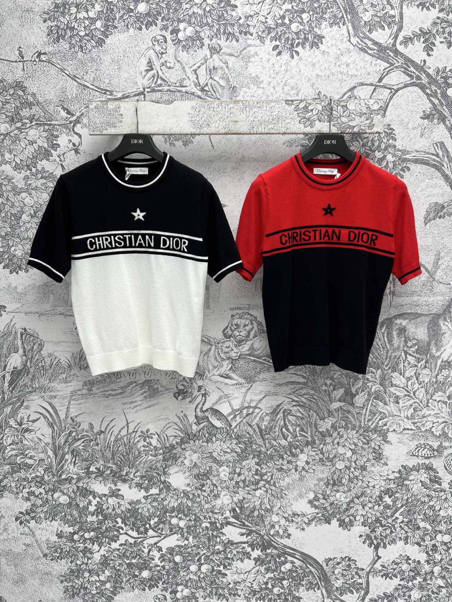 NO:308562,D Home 25 Early Spring New Style Contrast Color Round-neck Logo Knitted Short Sleeve Contrast Color Super Whitening Tone Original Customized Five-pointed Star Logo Letter Inlay Elegant and Fashionable Product Recommended versatile items Two-color three-code SML,,dior,T-shirt,alexander wang19860909D家 25早春新款 撞色圆领logo针织短袖 撞色超级显白的色调 原版定制五角星星logo字母嵌花 优雅又时髦单品 推荐百搭单品 两色三码 SML,,dior,T-shirt,alexander wang,Women's clothing