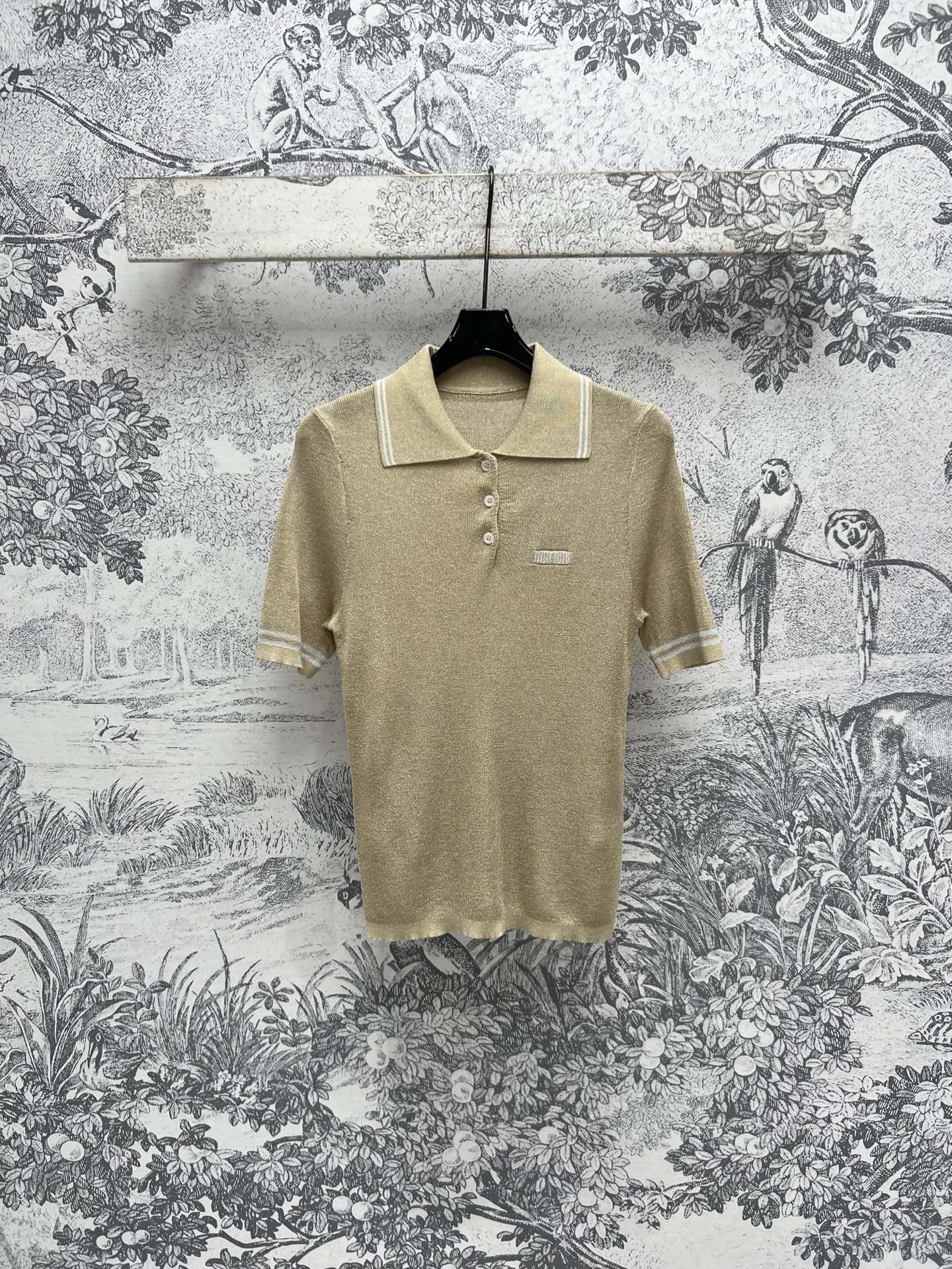 NO:308566,Miu 25 early spring new style high-end yarn knitted series polo collar short-sleeved T-shirt   polo collar long-sleeved top   pleated skirt age-reducing college style polo collar design imported yarn texture excellent classic H-style upper body look huge and handsome and fashionable items one color three sizes SML, miumiu, skirts, T-shirt, tees, t-shirt, alexander wang19860909miu 25早春新款 高级纱线针织系列 polo领短袖T恤 polo领长袖上衣 百褶短裙 减龄学院风polo 领设计 进口纱线质感超赞 经典H版型上身巨显瘦 帅气又时髦单品 一色三码 SML,,miumiu,skirts,T-shirt,tees，t-shirt,alexander wang,Women's clothing