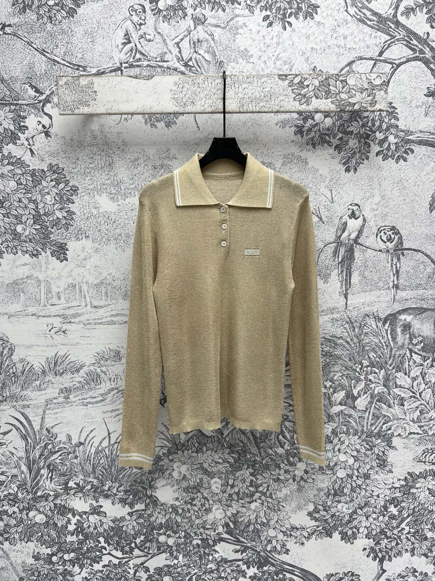 NO:308568,Miu 25 early spring new style high-end yarn knitted series polo collar short-sleeved T-shirt   polo collar long-sleeved top   pleated skirt age-reducing college style polo collar design imported yarn texture excellent classic H-style upper body look huge and handsome and fashionable items one color three sizes SML, miumiu, skirts, T-shirt, tees, t-shirt, alexander wang19860909miu 25早春新款 高级纱线针织系列 polo领短袖T恤 polo领长袖上衣 百褶短裙 减龄学院风polo 领设计 进口纱线质感超赞 经典H版型上身巨显瘦 帅气又时髦单品 一色三码 SML,,miumiu,skirts,T-shirt,tees，t-shirt,alexander wang,Women's clothing